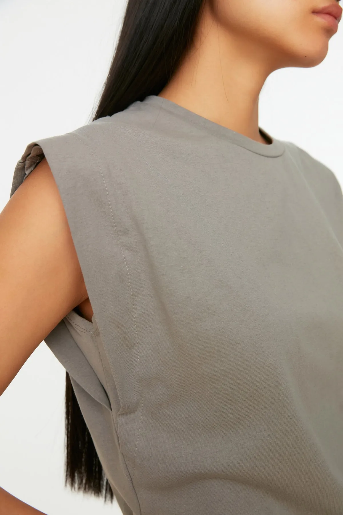 Trendyol Collection  Graues Basic-Strick-T-Shirt mit Rundhalsausschnitt aus 100 % Baumwollwatte TWOSS20TS0021