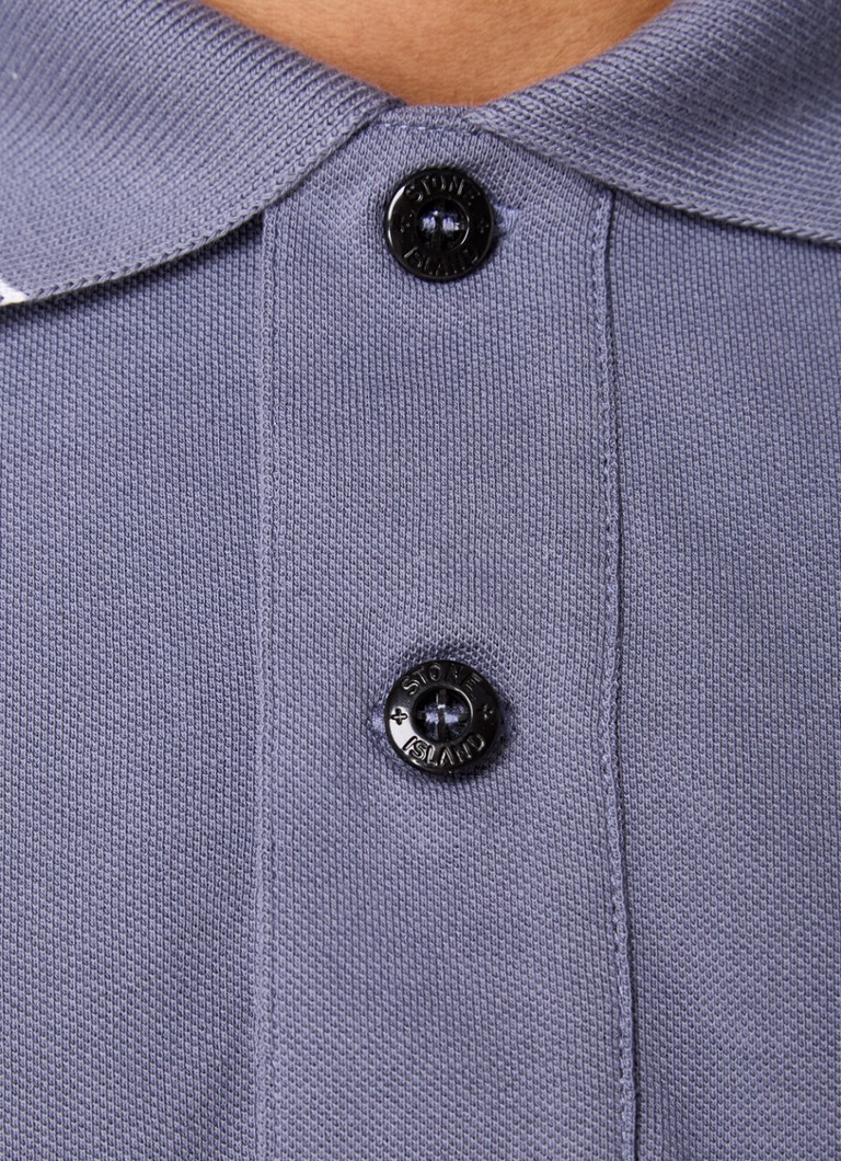 Tricou polo Stone Island 2SC18 cu croială clasică, confecționat din bumbac piqué și manșete cu nervuri.