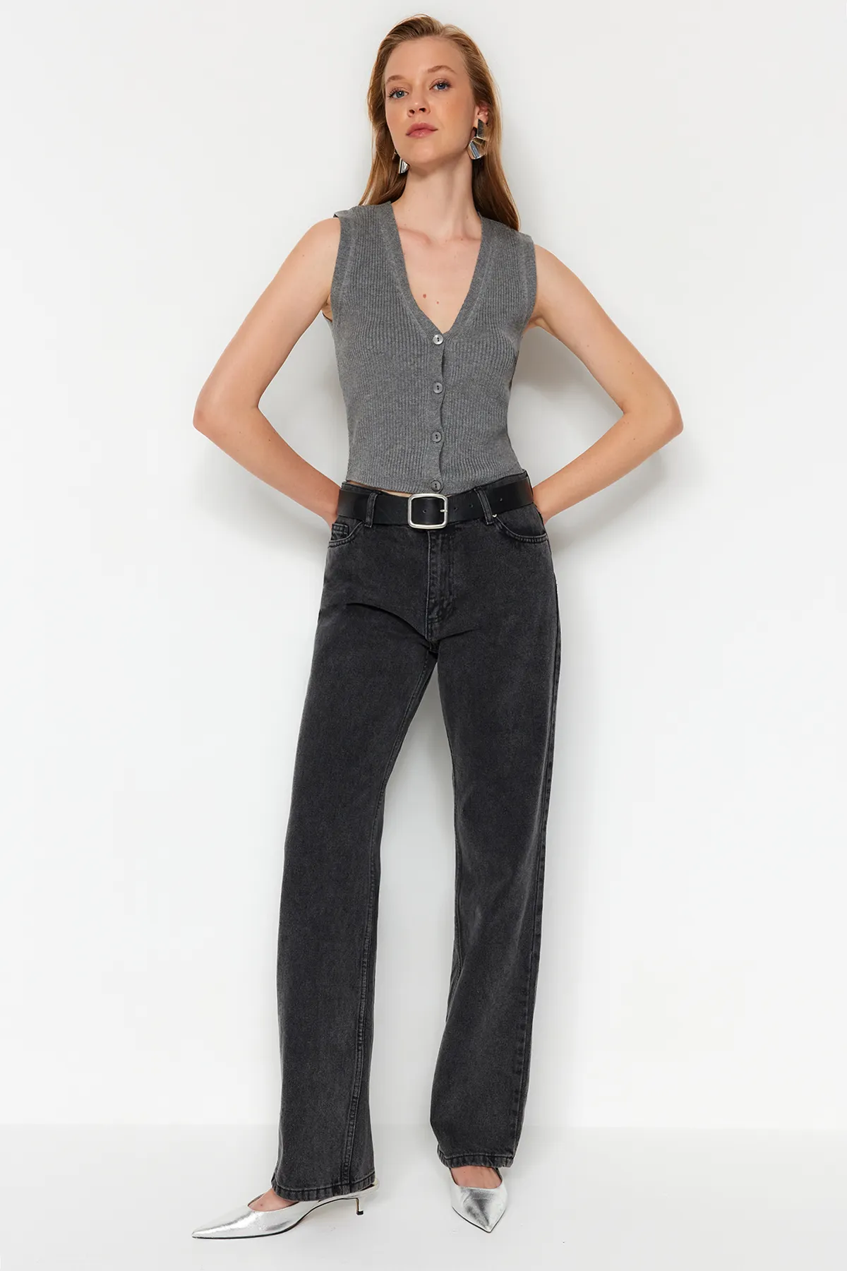 Trendyol Collection  Anthrazitfarbene Jeans mit niedriger Taille und weitem Bein TWOAW23JE00566
