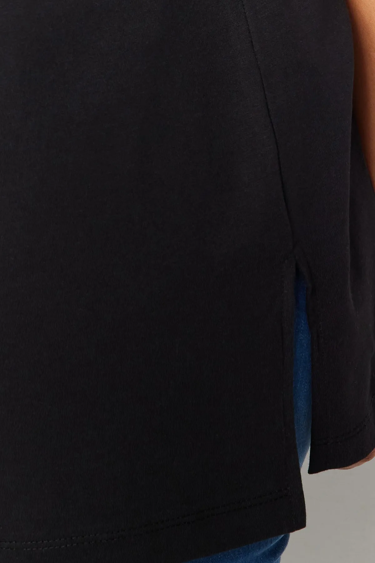 Trendyol Curve  Schwarzes Boyfriend-Strick-T-Shirt mit V-Ausschnitt und Schlitz TBBSS22BF0036