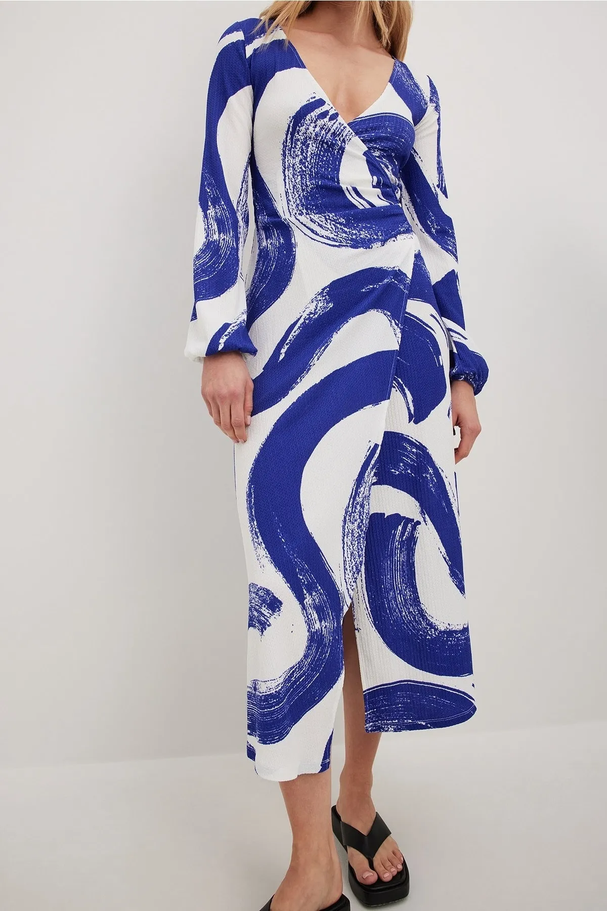 NA-KD  Strukturiertes Midi-Wickelkleid.