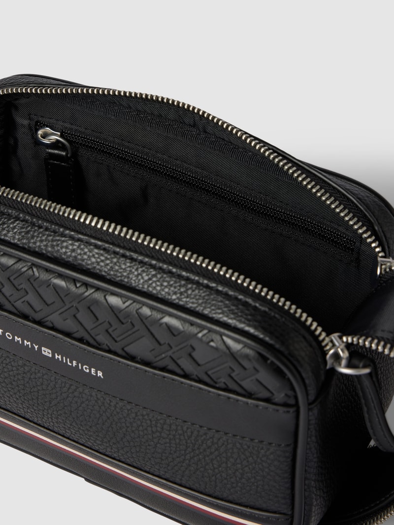 Kulturtasche mit Label-Details Modell 'CENTRAL' in schwarz