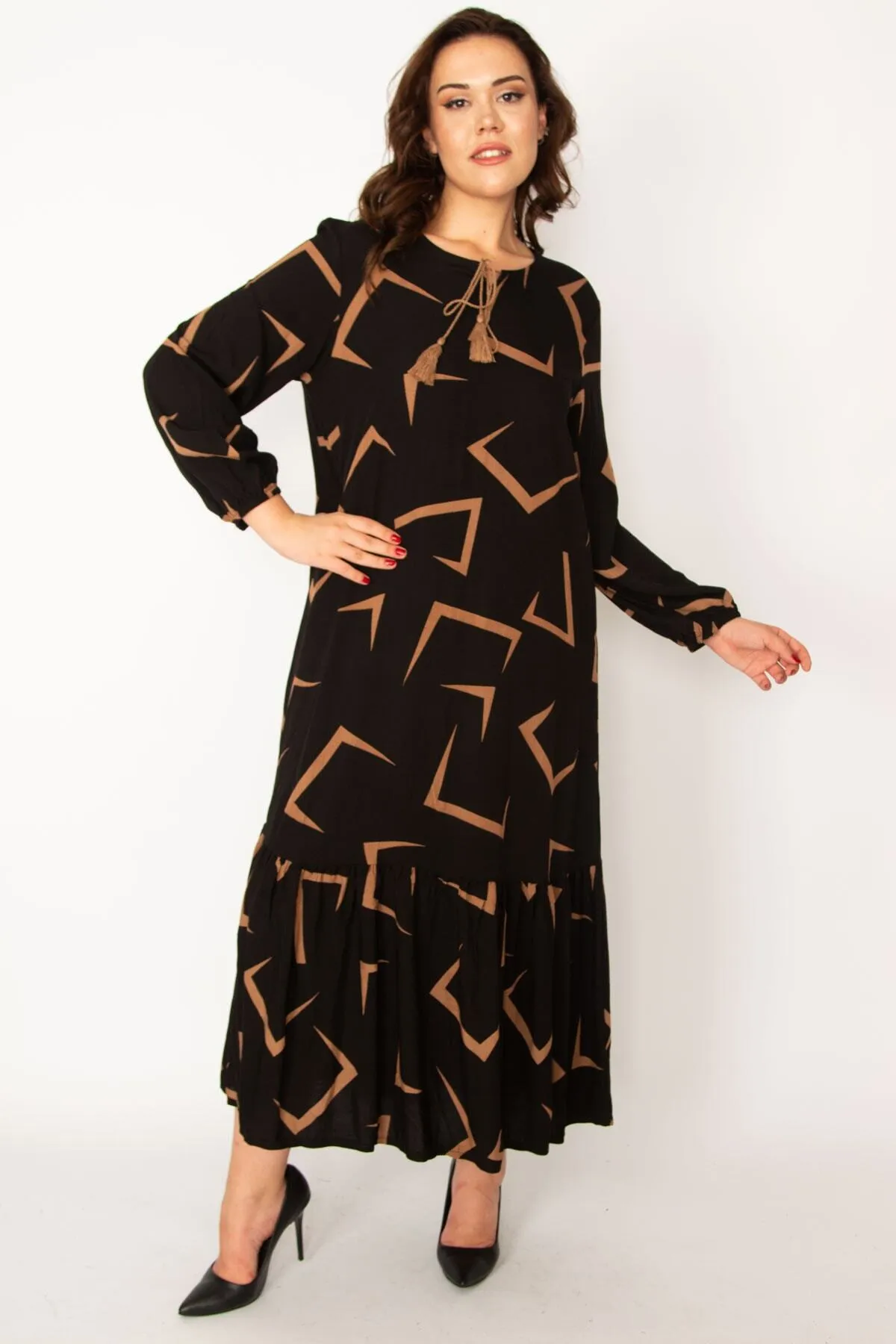 Şans  Damen-Kleid aus gewebtem Viskosestoff in großer Größe in Hellbraun mit abgestuftem Saum und langen Ärmeln 65n33526