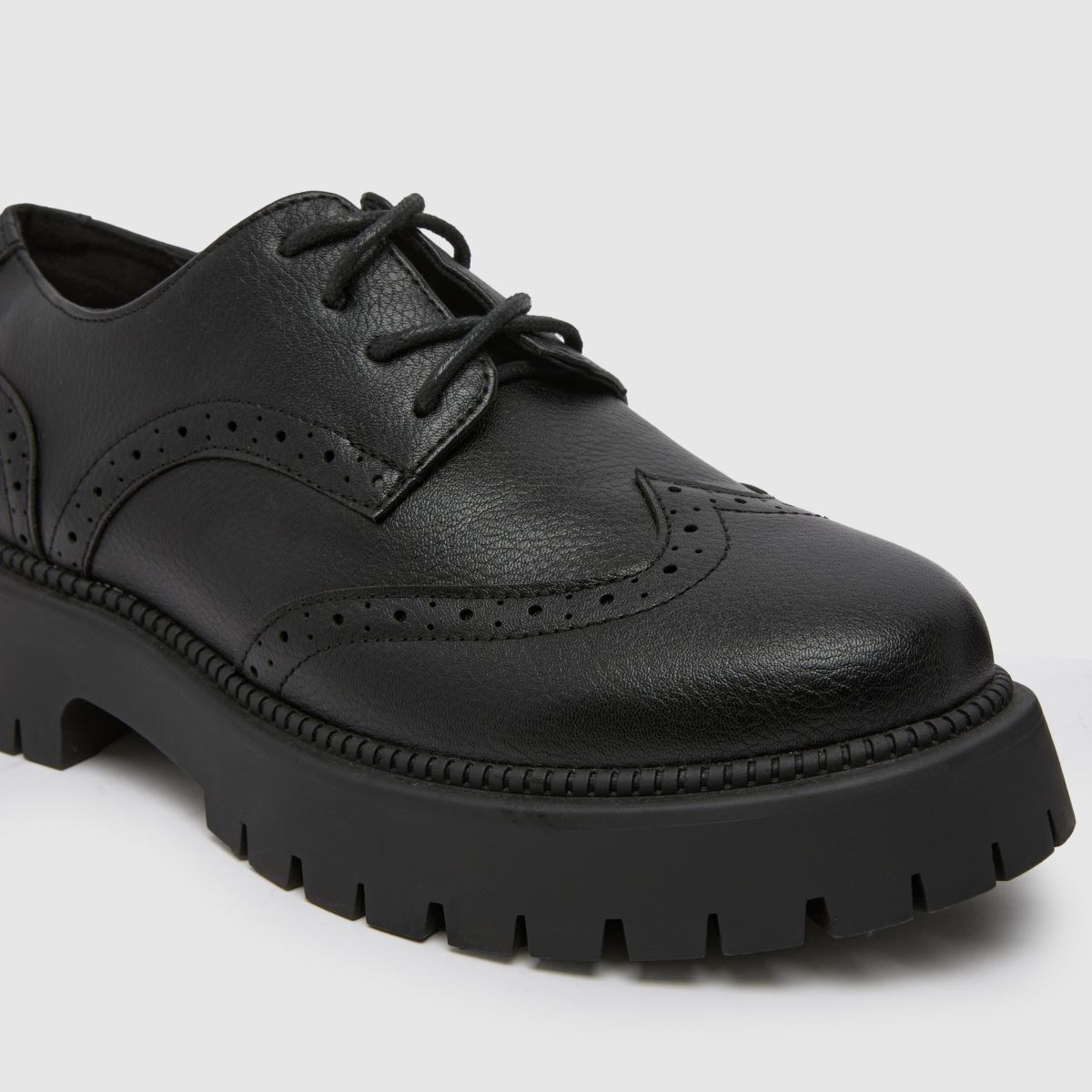 Schuh Wide Fit Lesley brogue fűzős lapos talpú cipő fekete színben