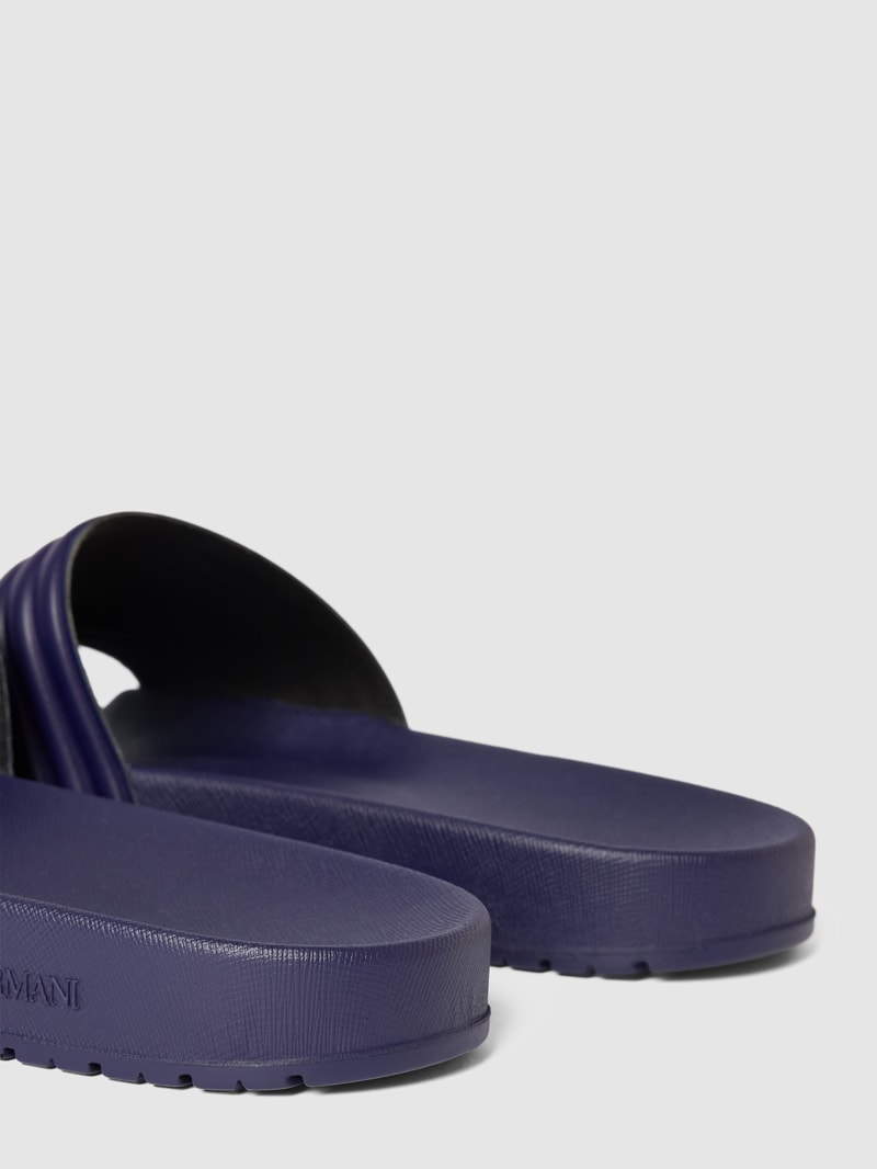 Slides mit Label-Detail in dunkelblau