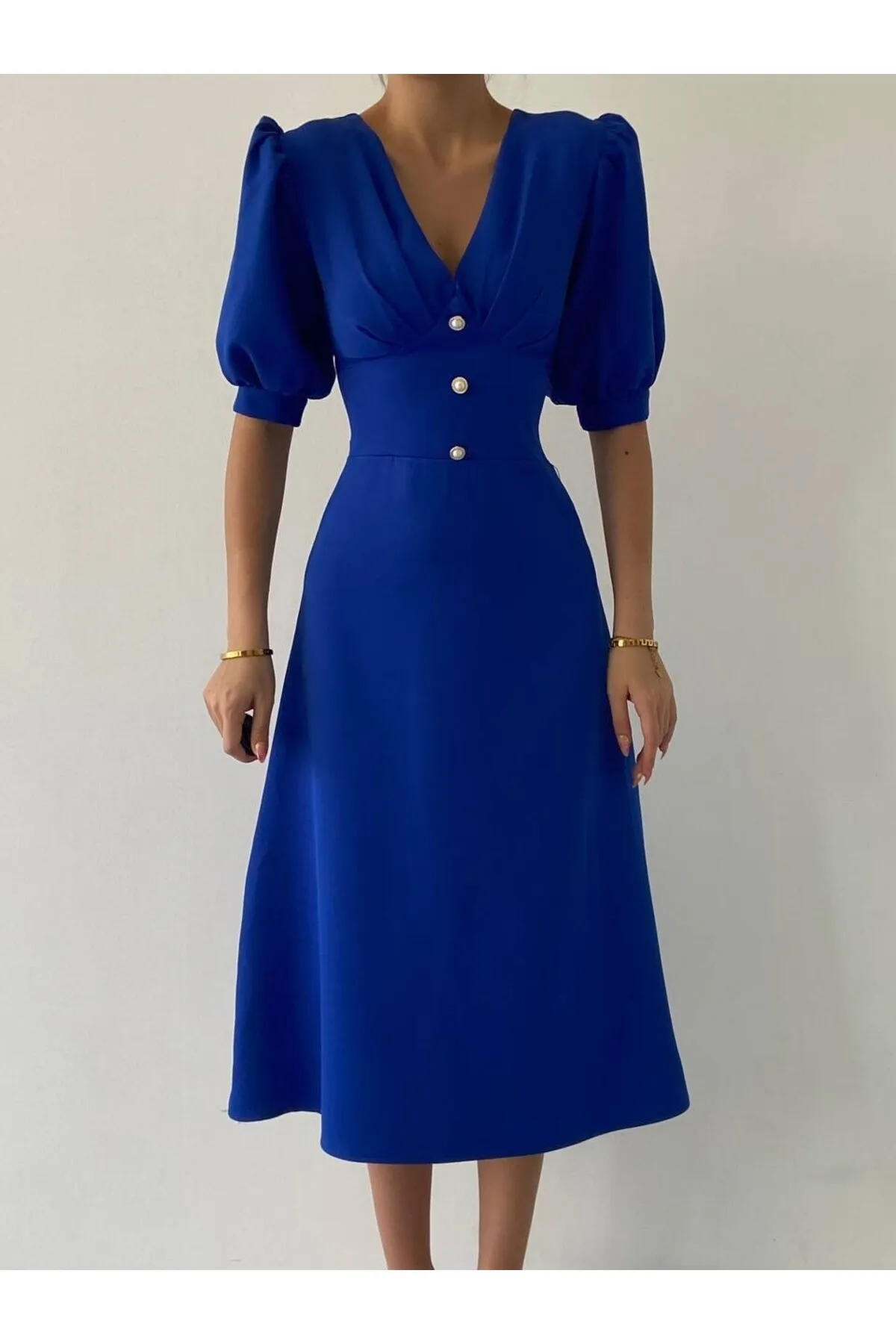 SONREİR  KLEID IN MIDI-LÄNGE MIT BALLONÄRMELN, KNOPFDETAILS VORNE