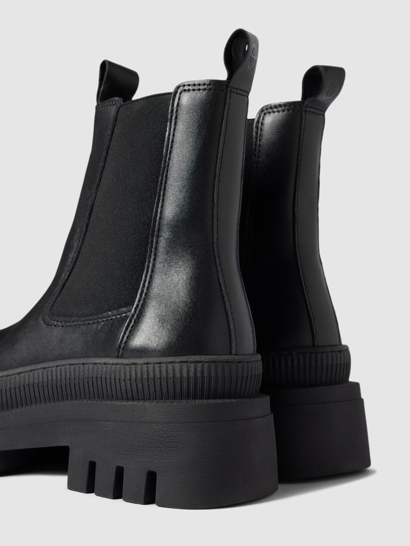 Boots aus Leder mit profilierter Sohle in schwarz
