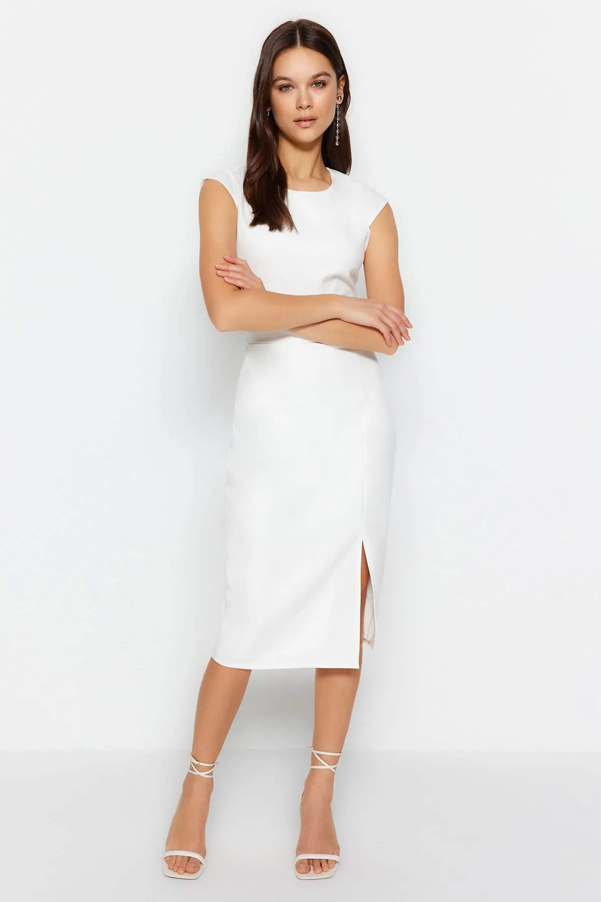 Trendyol Collection  Ecru-tailliertes, wattiertes Midikleid aus Webstoff TWOSS22EL00341