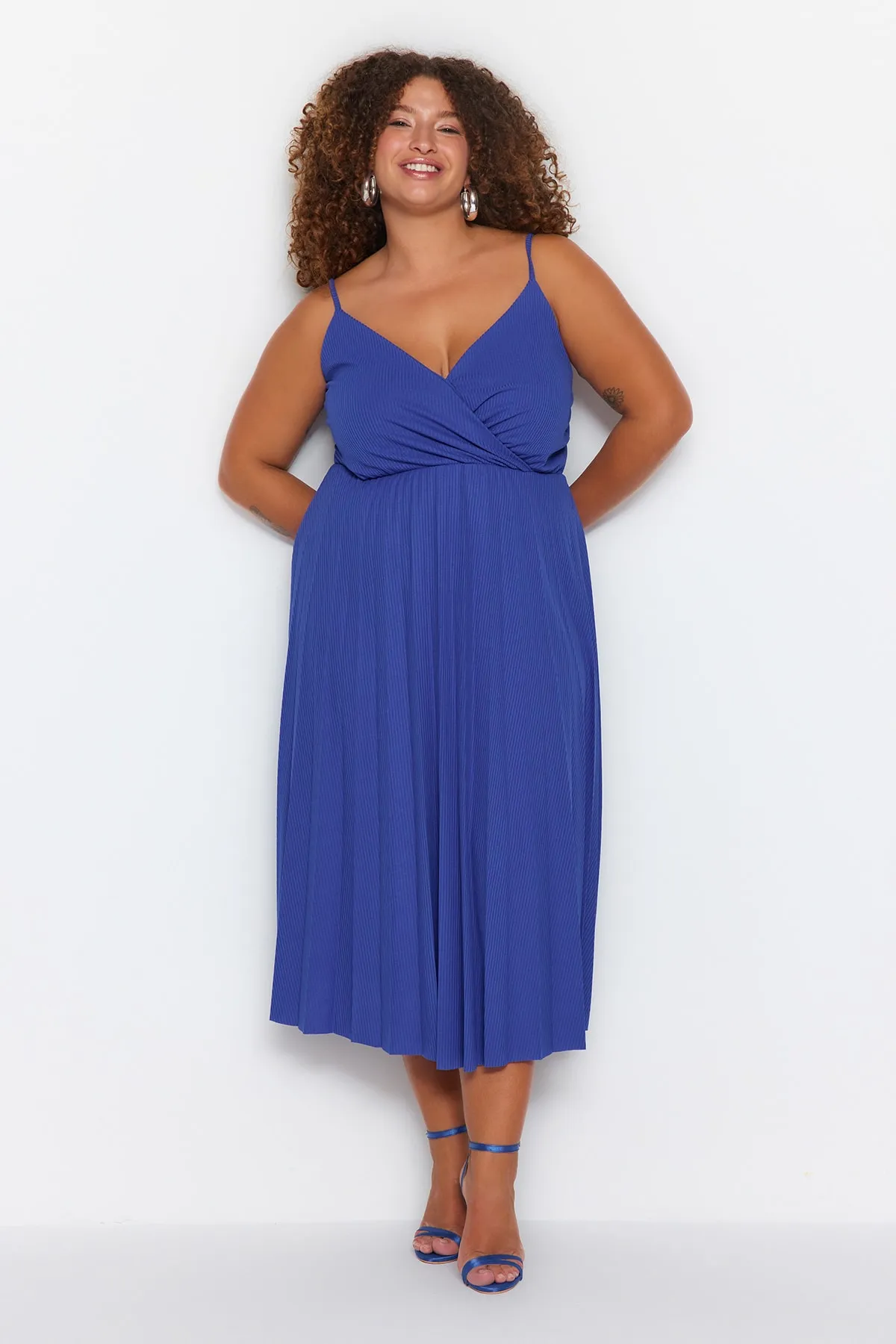 Trendyol Curve  Saks Zweireihiges Strickkleid mit Kragen und Riemen TBBSS22EL1565