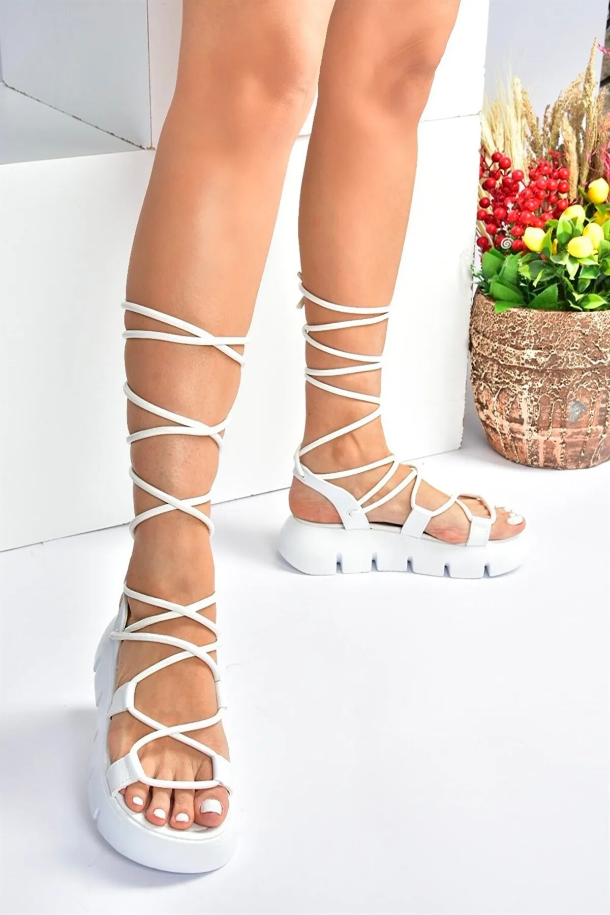 Fox Shoes  Weiße Damen-Sandalen mit dickem Sohlen-Knöchelriemen M267083009