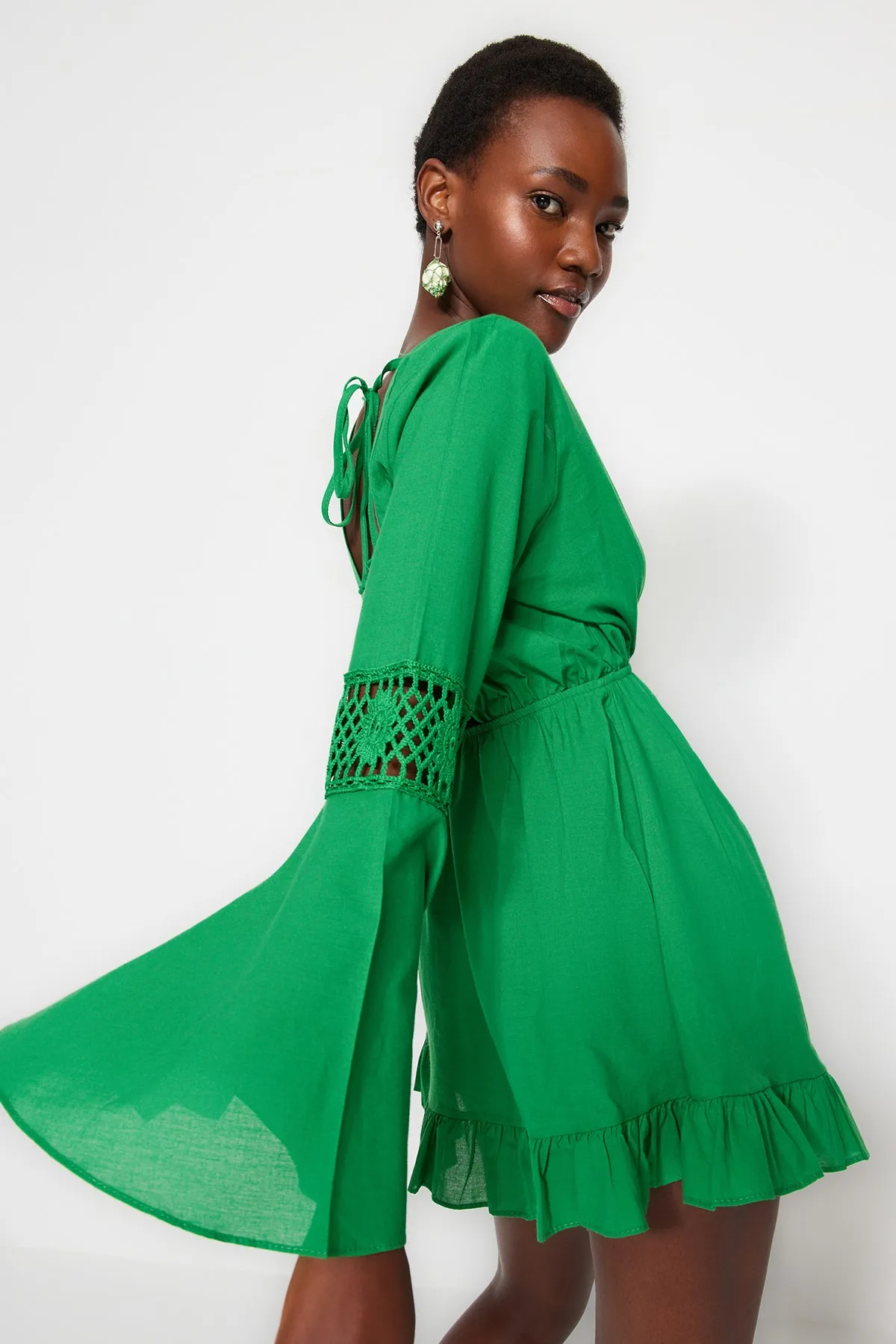 Trendyol Collection  Tropisches grünes Mini-Strandkleid aus gewebter Spitze aus 100 % Baumwolle TBESS23EL00034