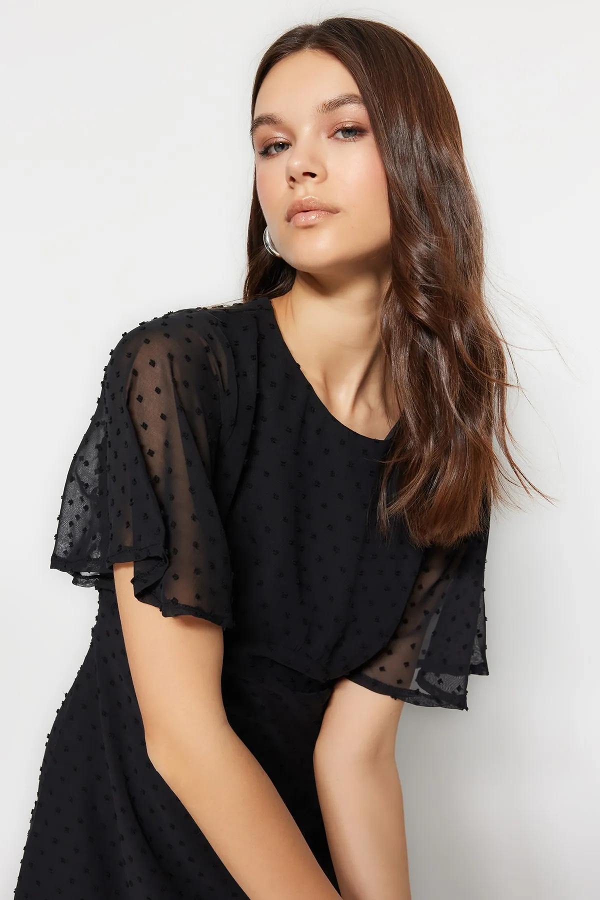 Trendyol Collection  Schwarzes A-Linien-/Glockenförmiges Rückenkleid mit detaillierten Engelsärmeln und gefüttertem Midi-Webkleid TWOSS23EL01461