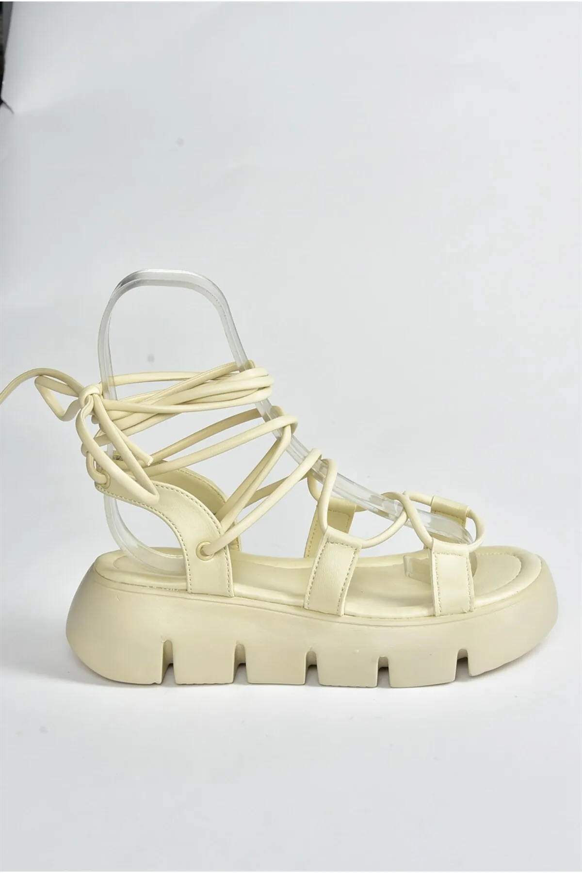 Fox Shoes  Beigefarbene Damen-Sandalen mit Knöchelriemen und dicker Sohle M267083009