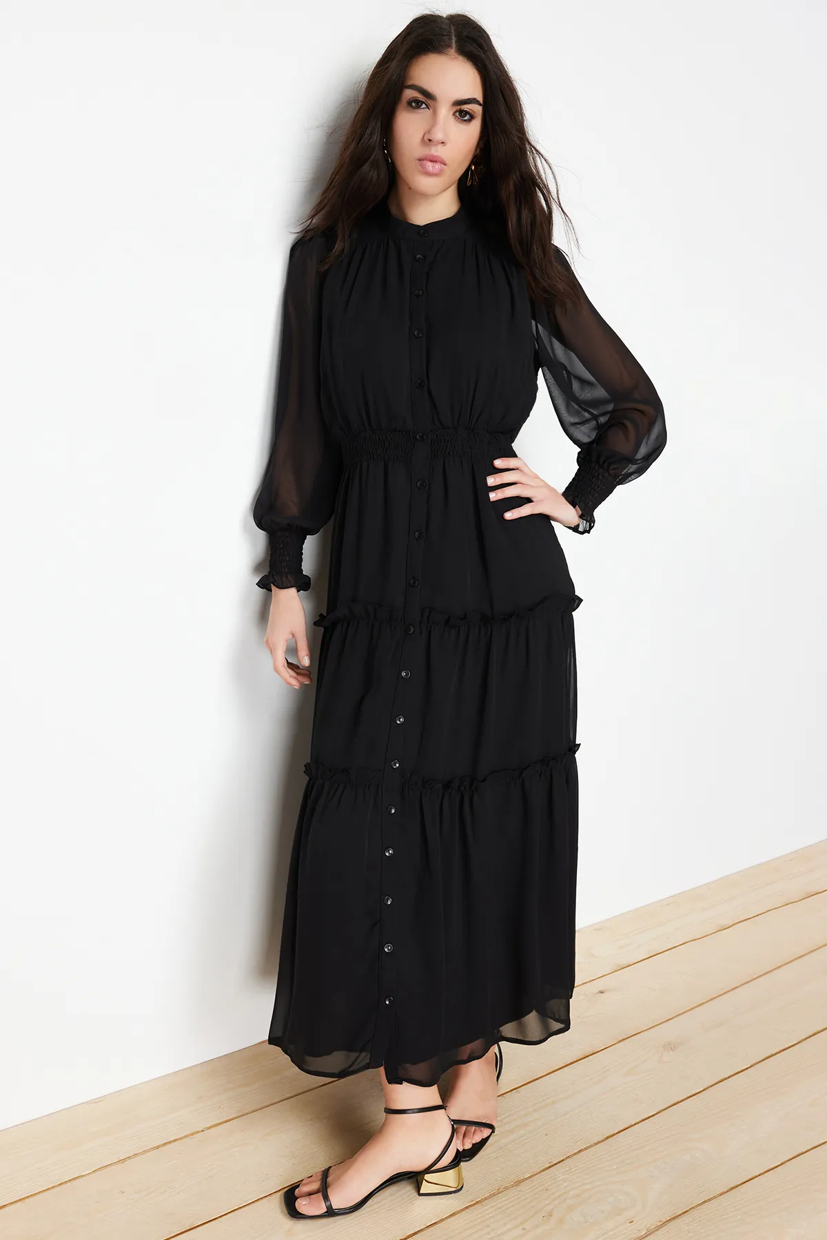 Trendyol Modest  Schwarzes Hemdkleid aus gewebtem Chiffon mit Ärmeln und Taille und detailliertem Futter TCTSS24EB00046