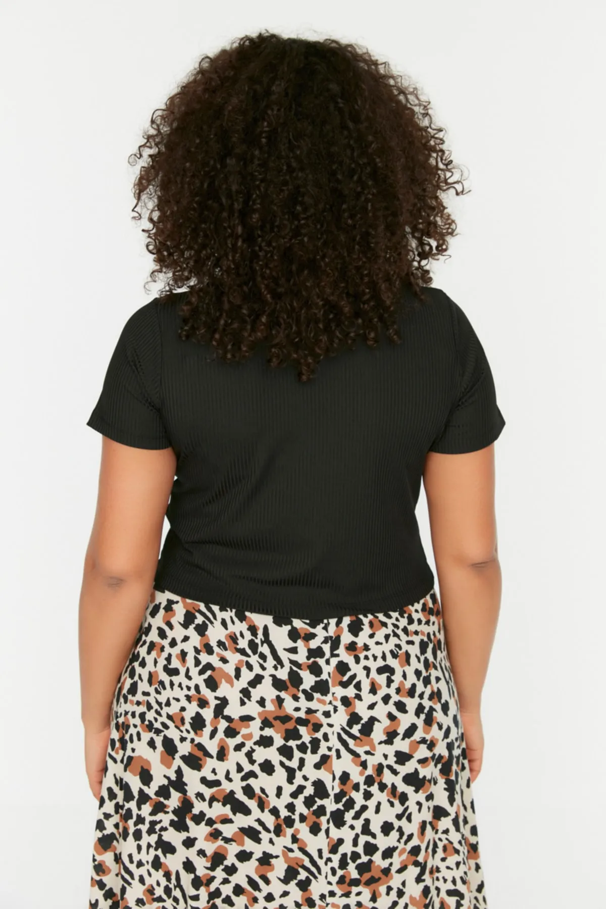 Trendyol Curve  Schwarzes, kurz geschnittenes Strick-T-Shirt mit Rundhalsausschnitt TBSSS22TS2107