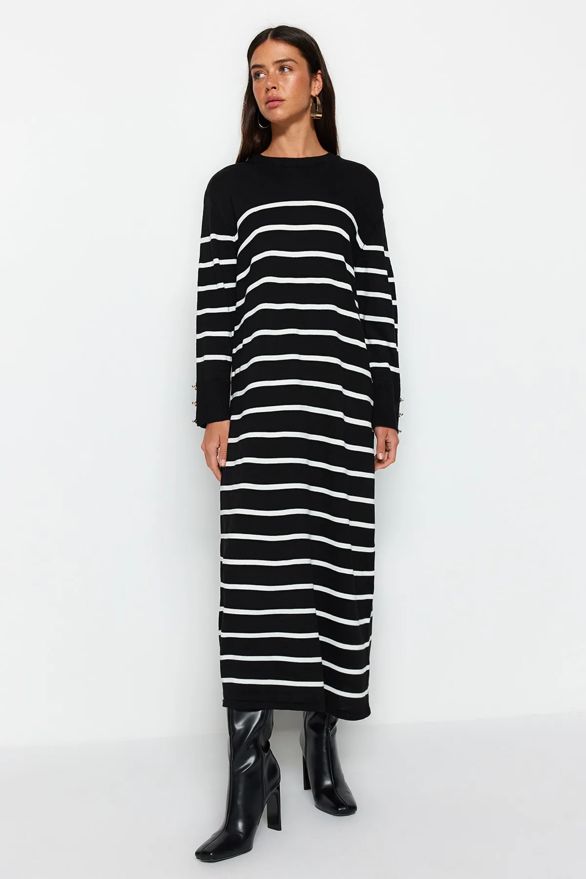 Trendyol Modest  Schwarzes Strickkleid mit Streifen und Knopfleiste TCTAW24EB00002