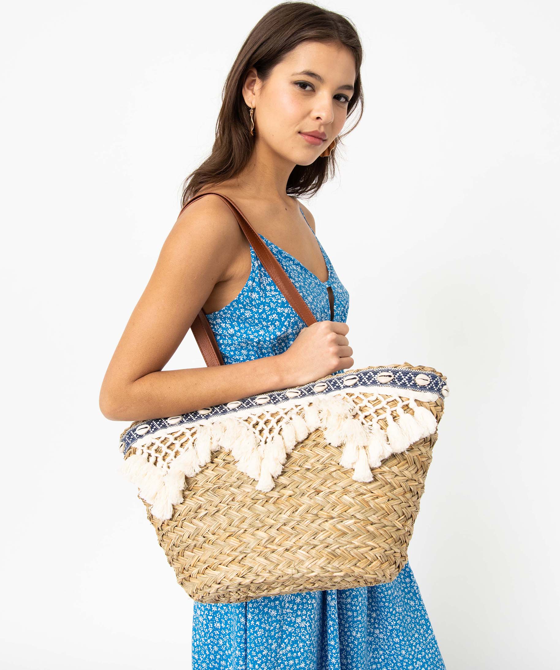 Sac de plage femme en paille avec pompons et coquillages beige | GEMO