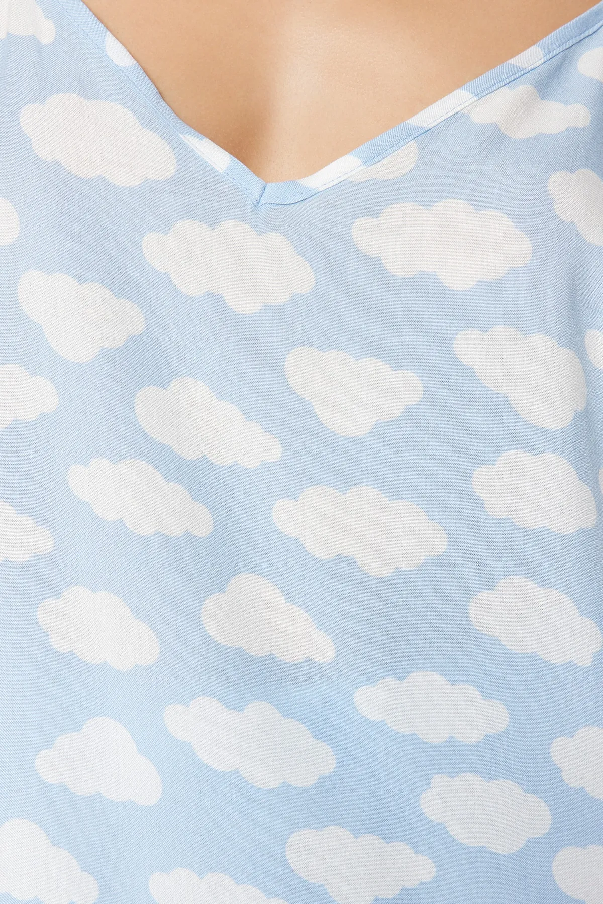 Trendyol Collection  Hellblaues Pyjama-Set aus Viskosegewebe mit Wolkenmuster und Schnürriemen THMSS23PT00006