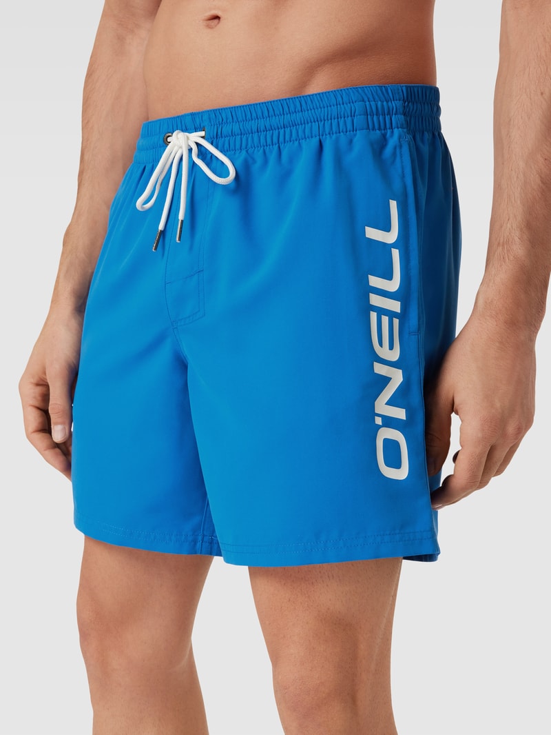 Badehose mit Label-Print Modell 'Cali' in royalblau