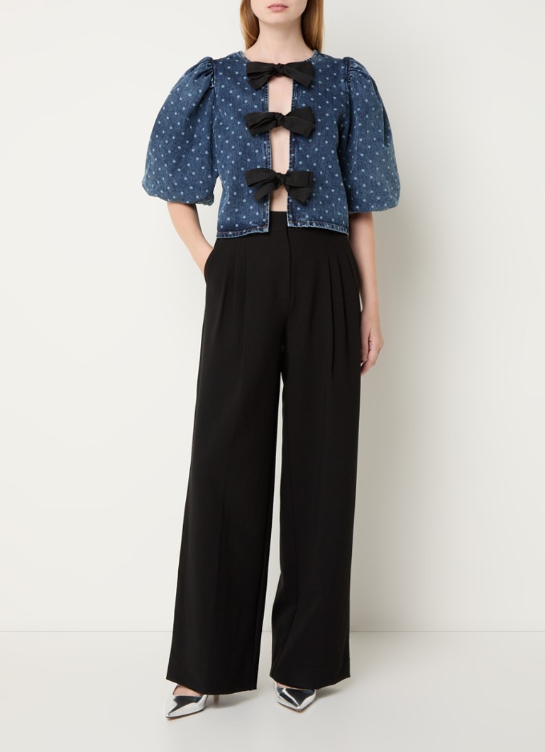 Camicetta in denim Darin di Co'Couture, impreziosita da un fiocco e maniche a sbuffo.