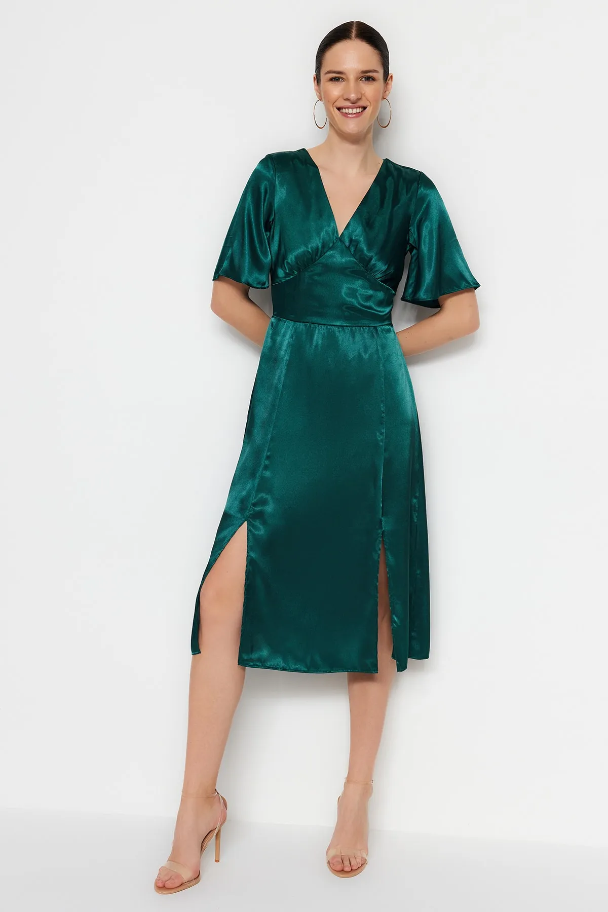 Trendyol Collection  Grünes gerade geschnittenes Midikleid aus gewebtem Satin mit V-Ausschnitt und Schlitz TWOSS23EL00866