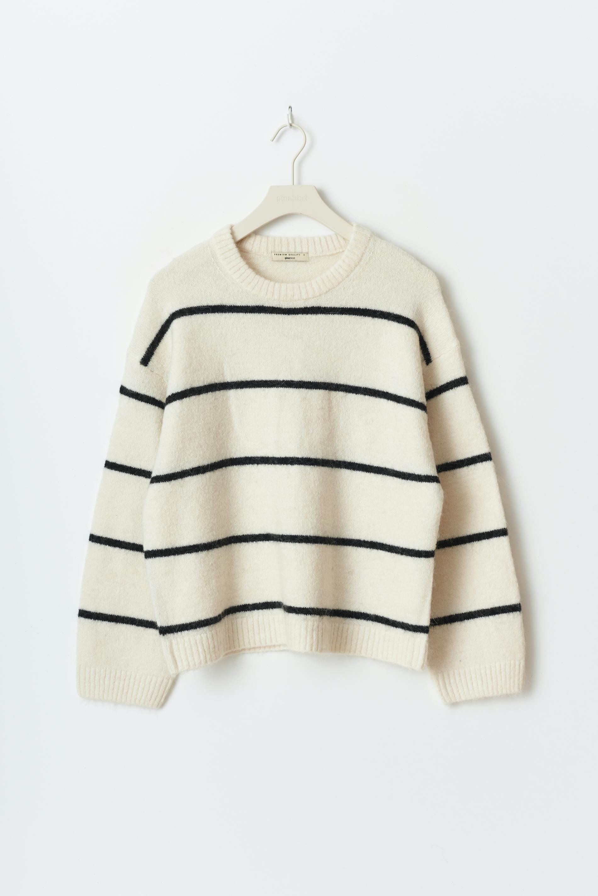 Crew neck knitted sweater