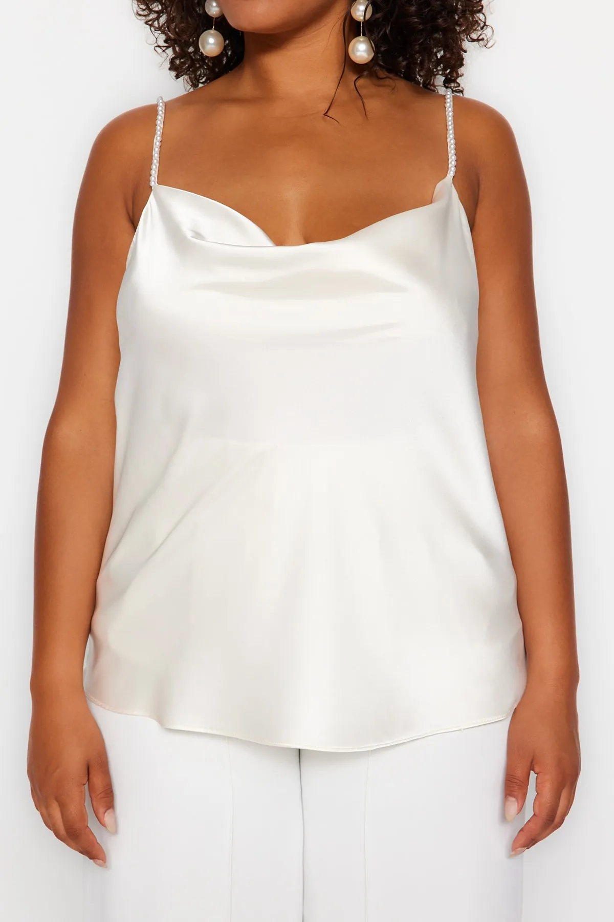 Trendyol Curve  Ecrufarbene Basic-Bluse aus Satin mit tiefem Ausschnitt
