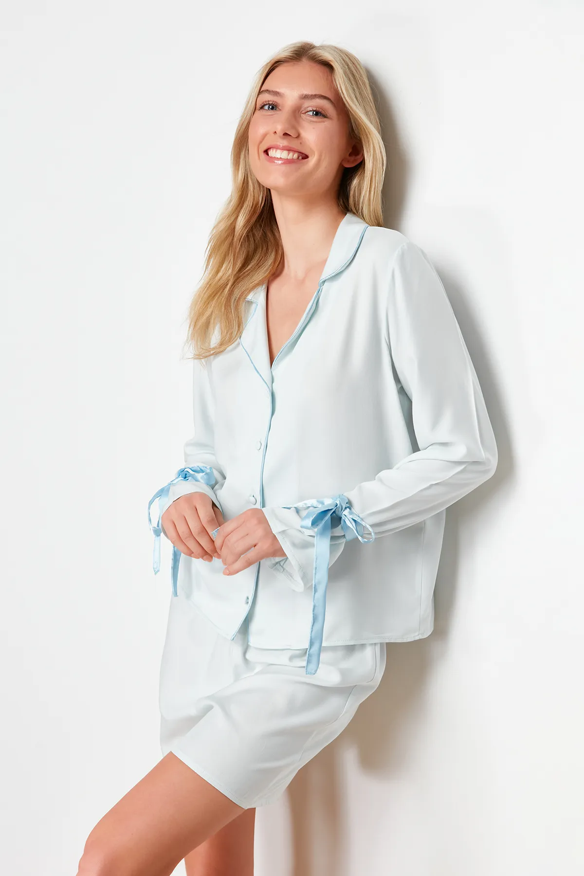 Trendyol Collection  Blaues Pyjama-Set aus Viskosegewebe mit Schnürung und Paspelierung THMSS24PT00047