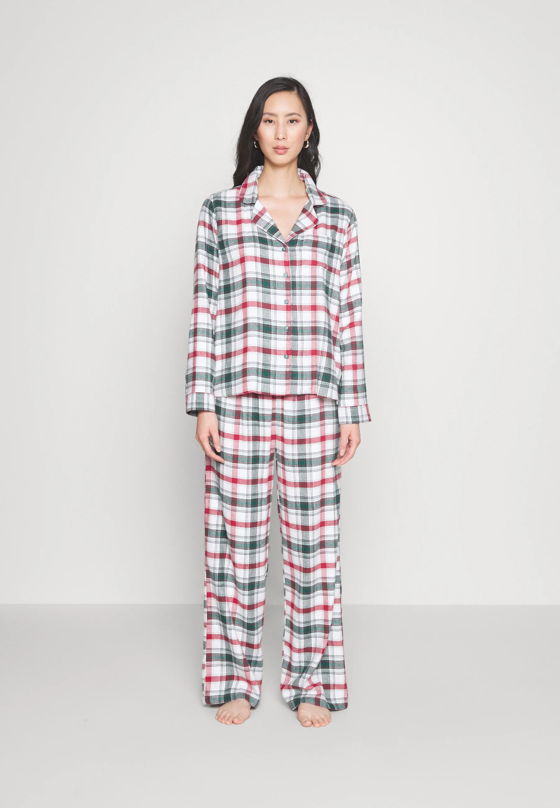 Pijama de algodón con camisa y pantalón ancho.