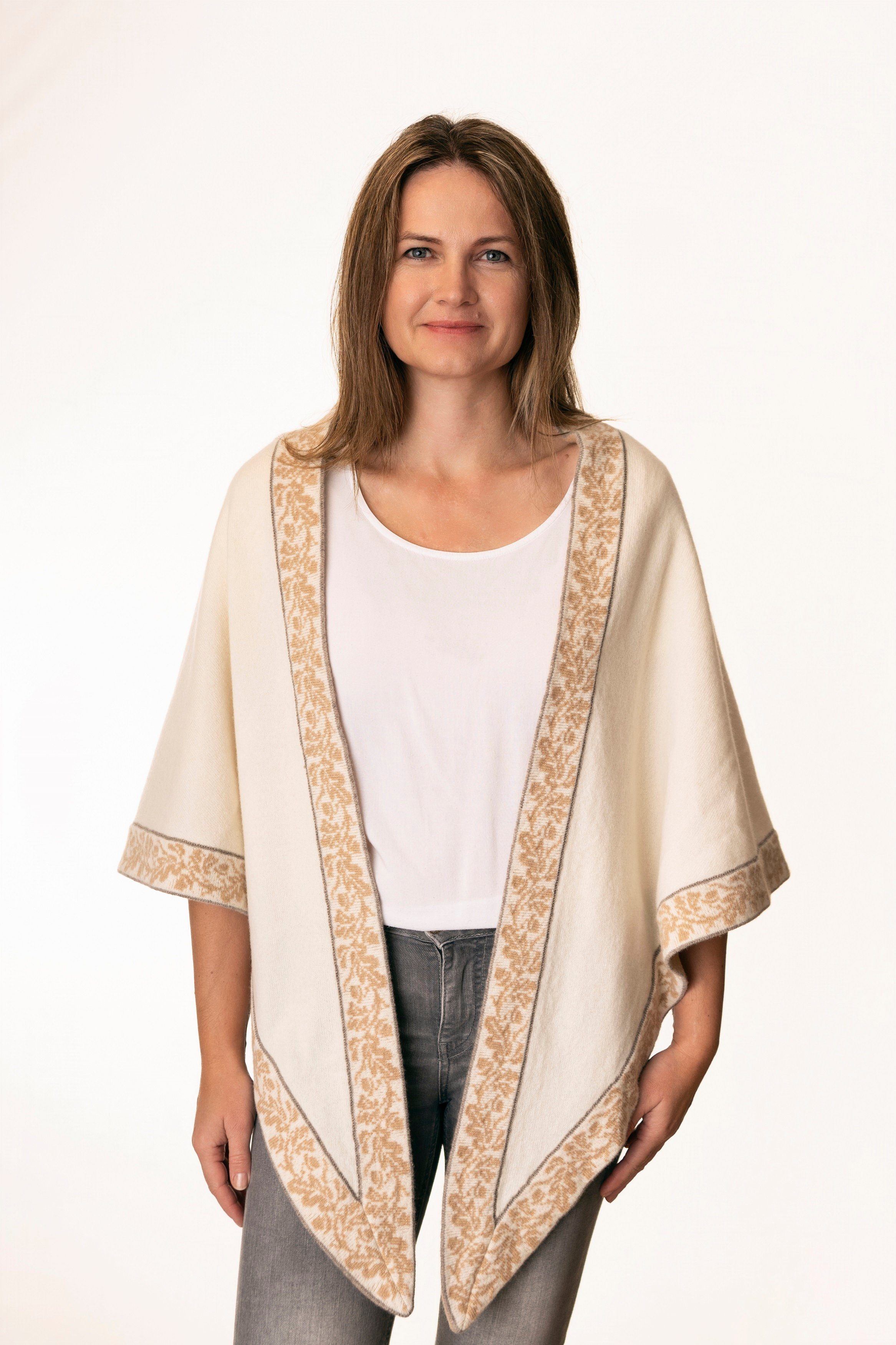 Pezzo D'oro Strickponcho Große Stola aus feinster Merinowolle, Fb.creme,Dreiecktuch,Wolltuch (1-teilig) Jacquardmuster wird in Doppelstrick gefertigt