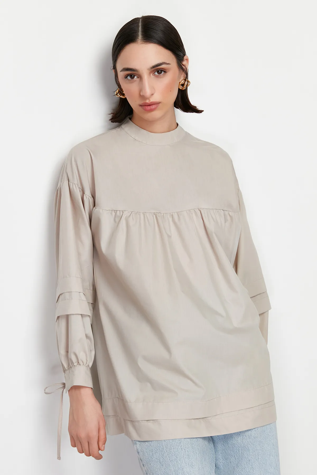Trendyol Modest  Gewebtes Baumwollhemd mit Bindedetail auf der Rückseite in Stein TCTSS24UK00020