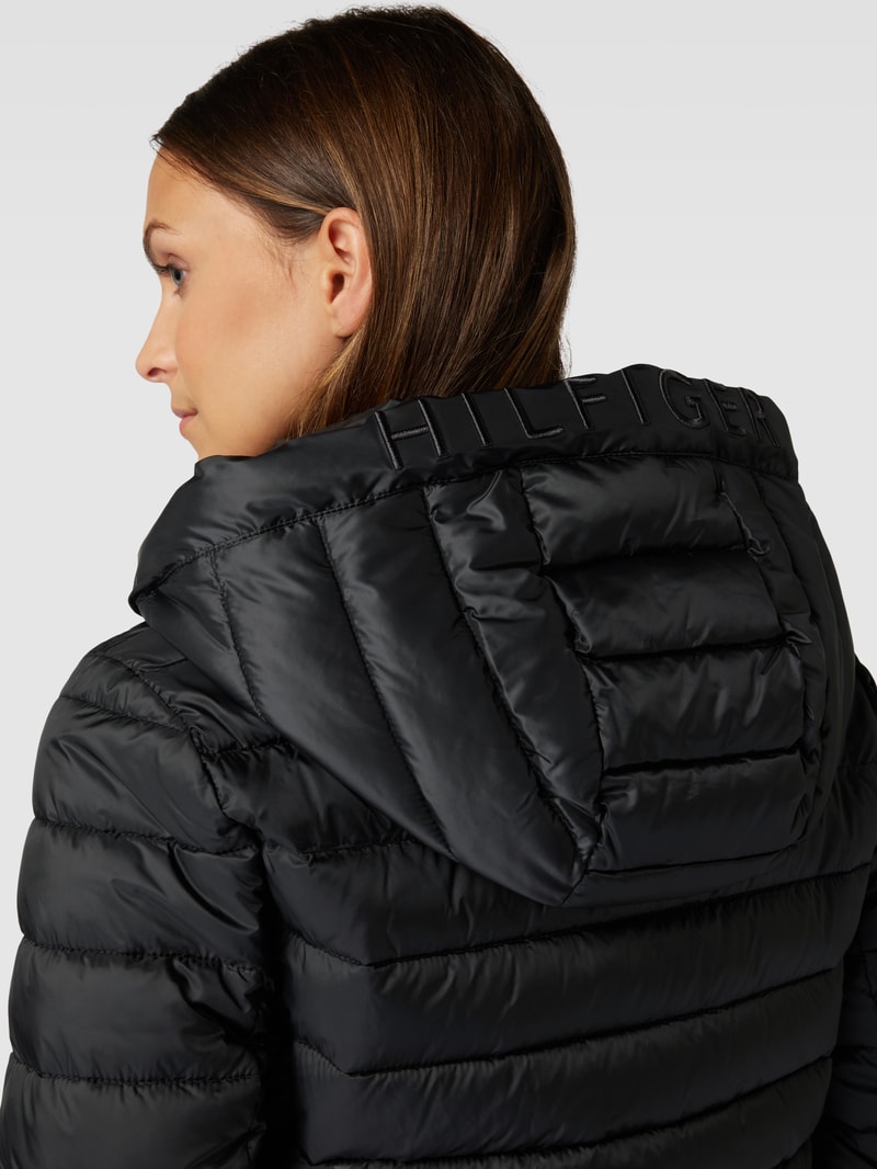 Steppjacke mit Kapuze und Label-Stitching in schwarz