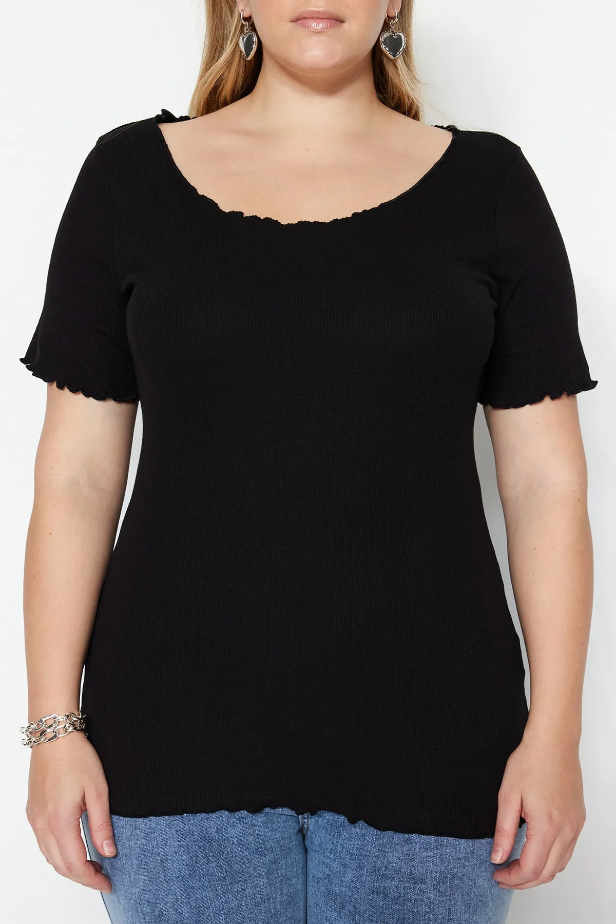Trendyol Curve  Schwarzes, geripptes Strick-T-Shirt mit U-Ausschnitt TBBSS23BF00010