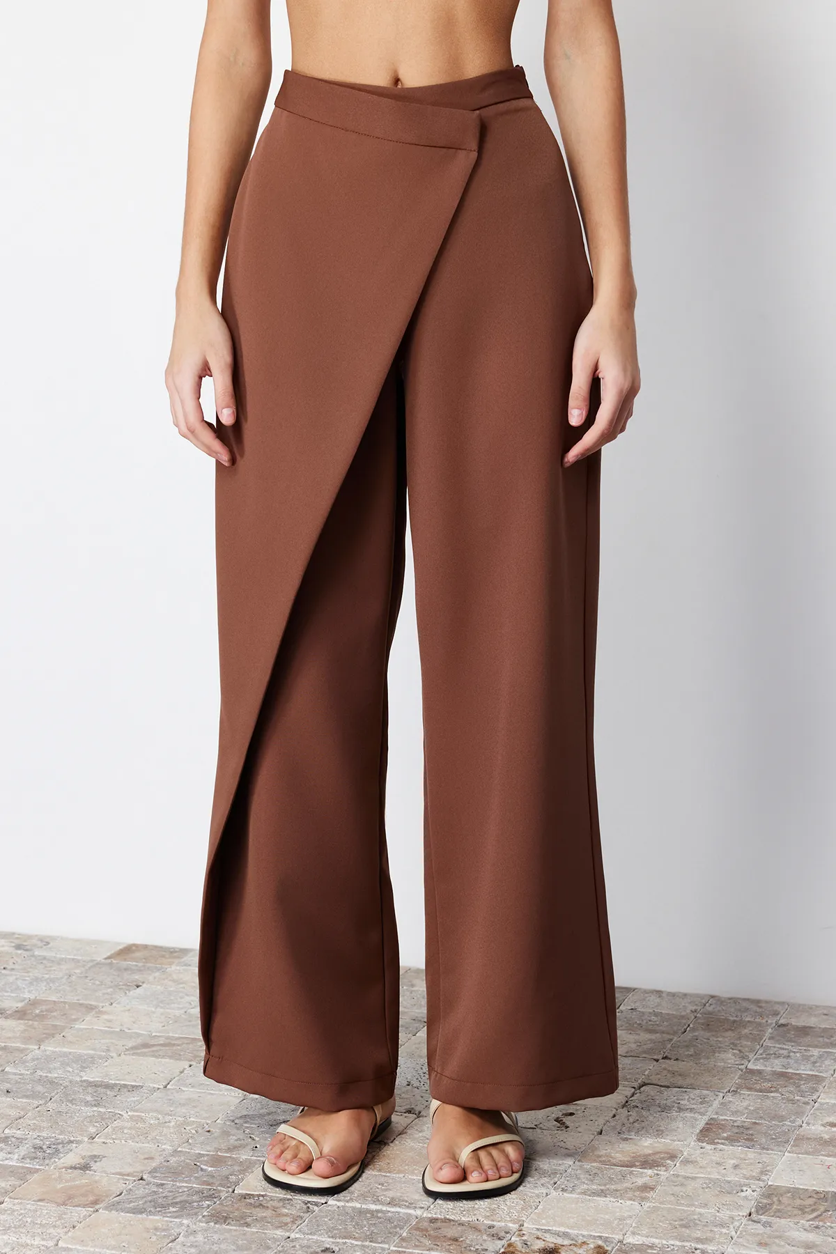 Trendyol Collection  Braune Webhose mit weitem Bein und Kreuzverschluss-Detail TWOSS24PL00092