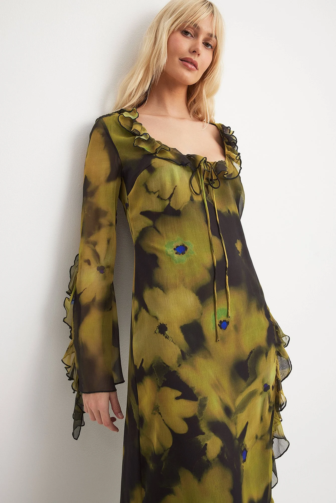 Maxikleid mit hohem Schlitz und Rüschen