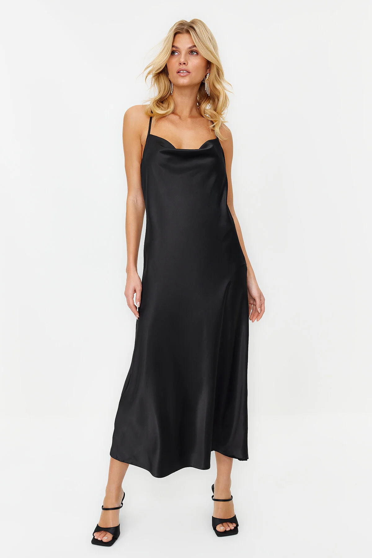 Trendyol Collection  Satinkleid mit schwarzen Accessoires TPRSS24EL00002