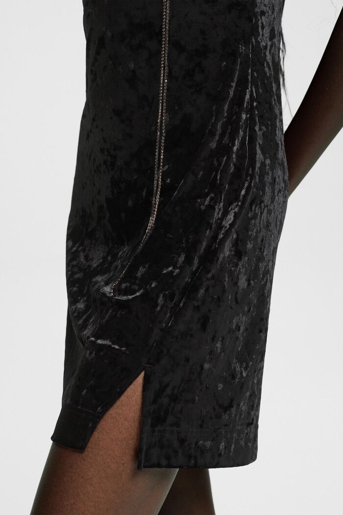 Samtkleid im One-Shoulder-Design mit Kettenträger