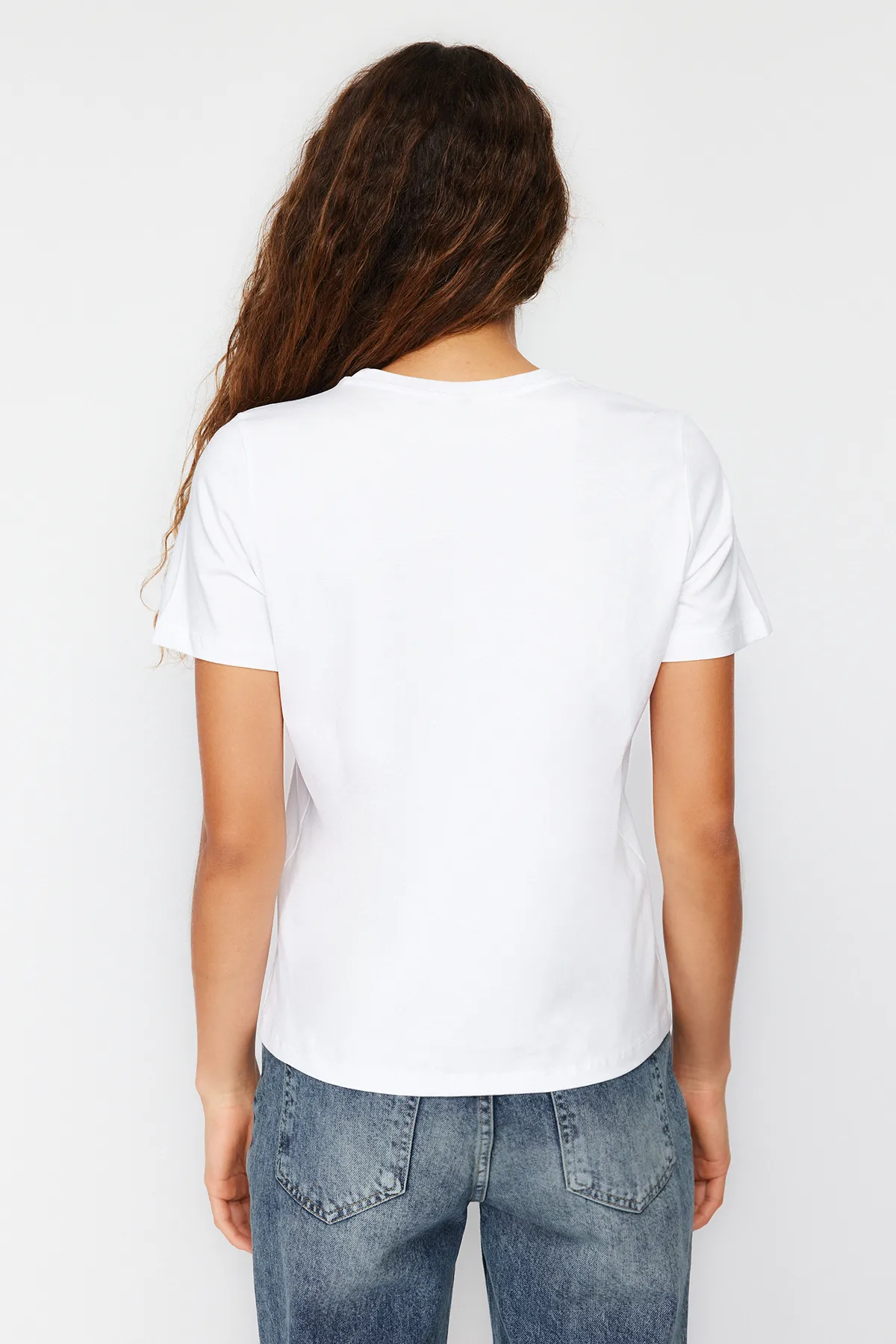Trendyol Collection  Weißes, geripptes, reguläres Strick-T-Shirt mit Rundhalsausschnitt TWOSS24TS00050