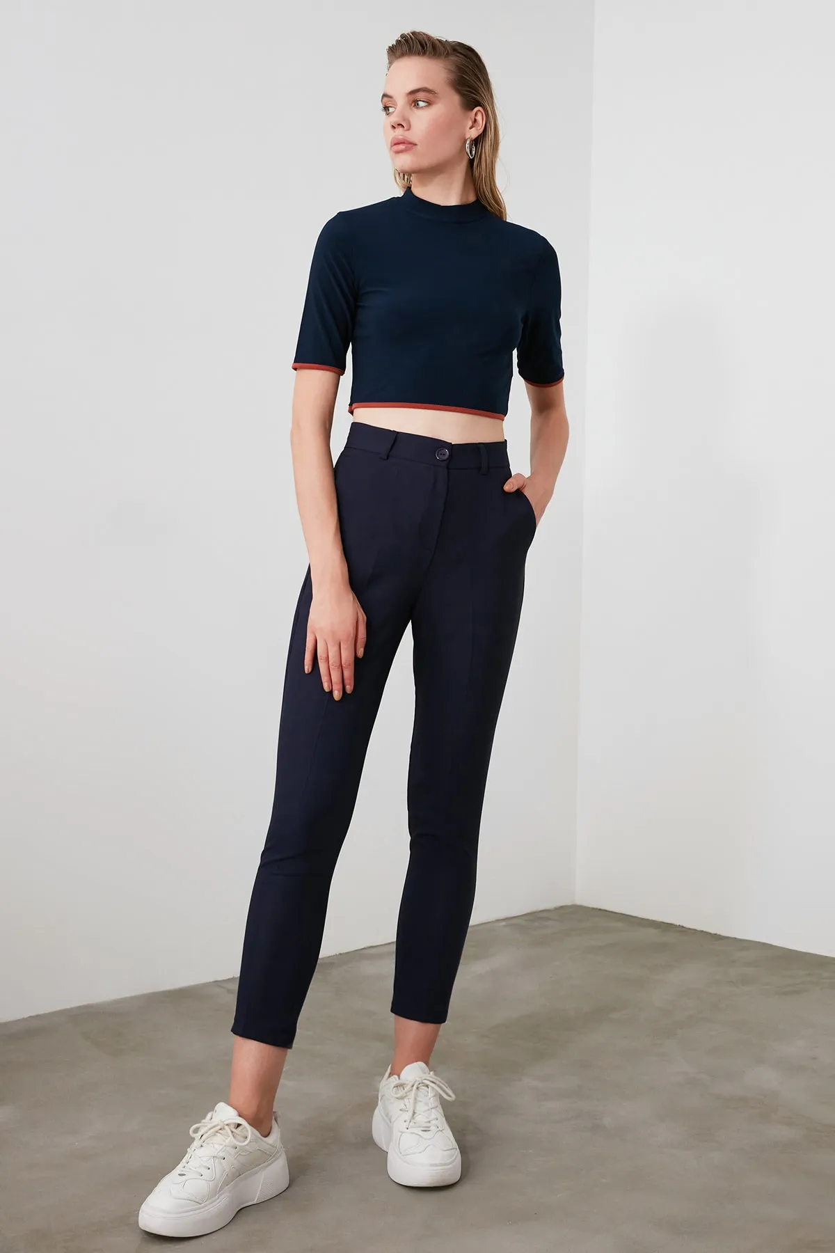 Trendyol Collection  Marineblaue Basic-Zigarettenhose mit schmalem Bein und Webstoff TWOSS19ST0038