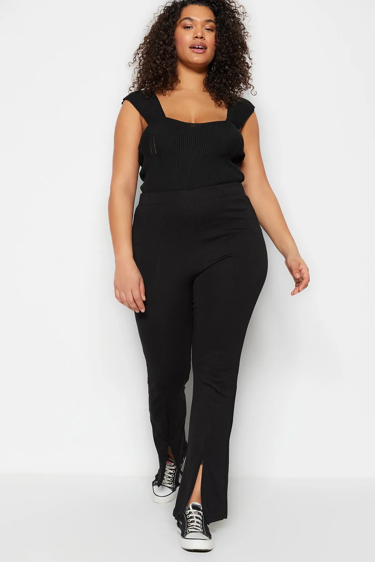 Trendyol Curve  Schwarze, schmal geschnittene Strickhose mit hohem Bund und Reißverschluss TBBSS23AR00011