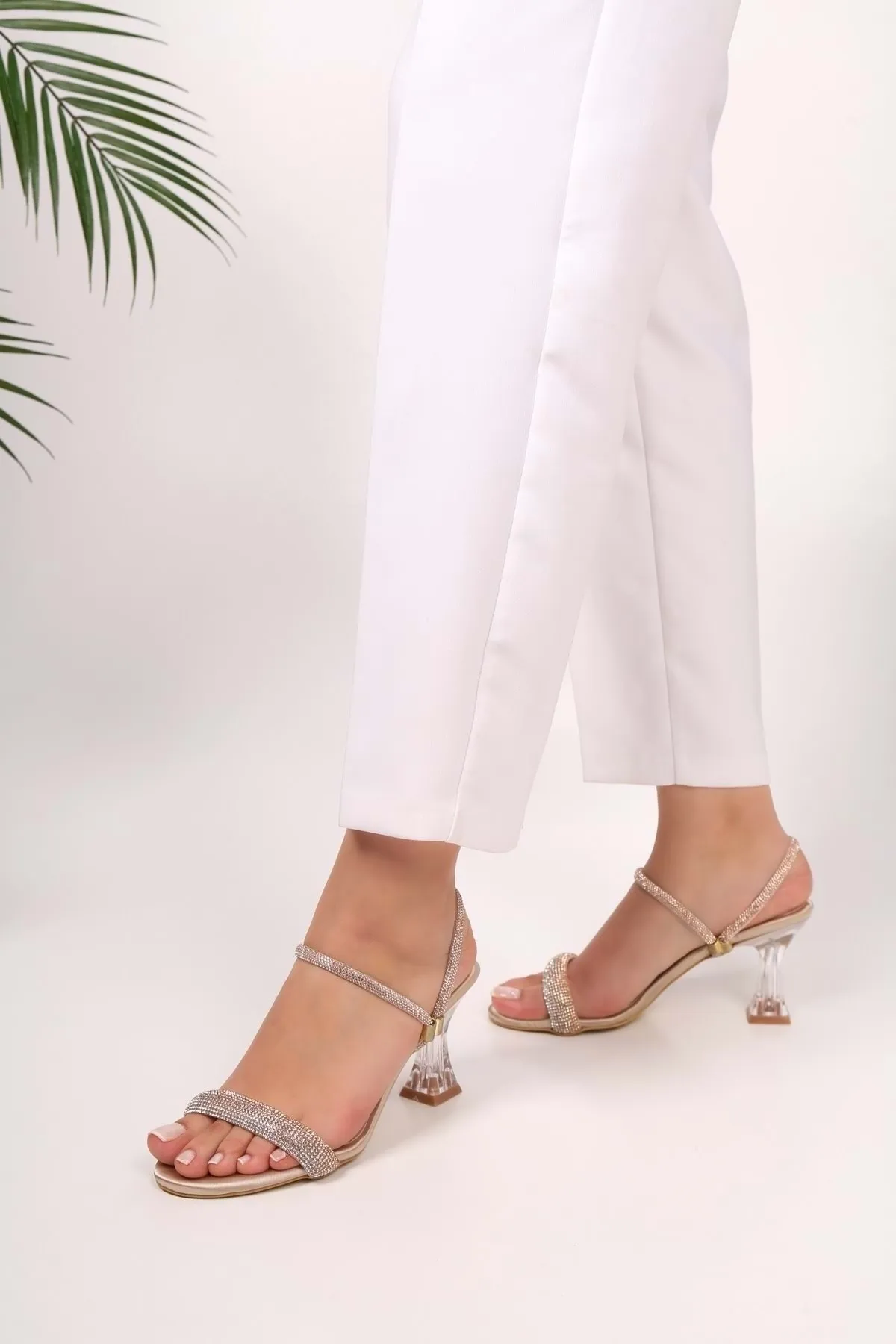 Shoeberry  Damen-Hausschuhe und -Schuhe von Dima Ten aus Satin mit Steinabsatz