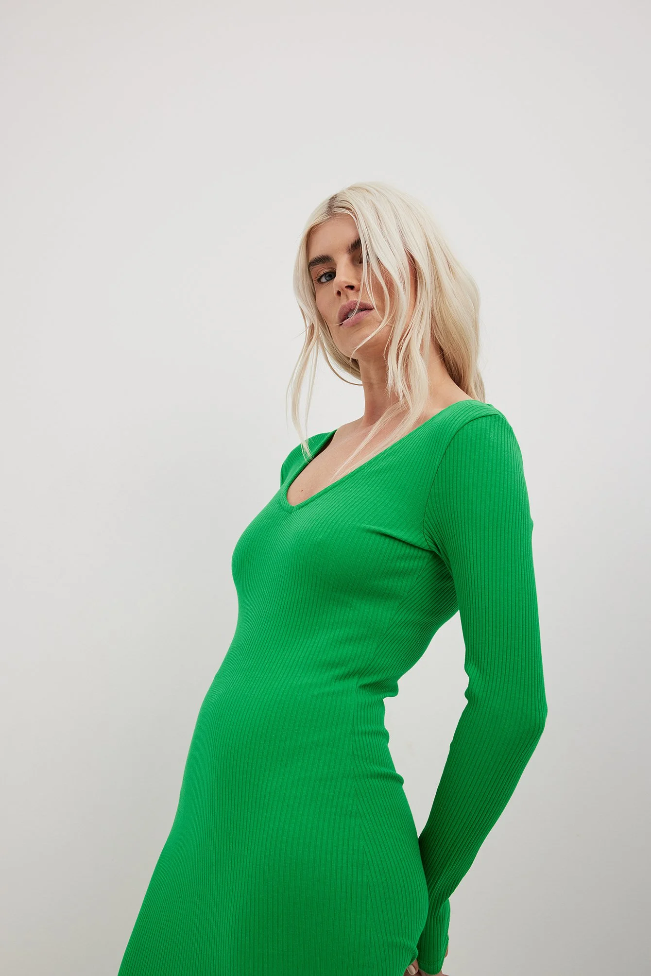 Geripptes Midikleid mit V-Ausschnitt