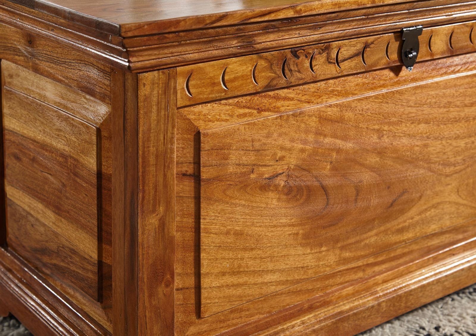 Massivmoebel24 Truhe OXFORD (Holztruhe, Holzkiste mit Deckel, Aufbewahrungstruhe für Stauraum aus Massivholz, Urige Truhe im Landhausstil mit viel Stauraum, braun lackiert 90x50x50 Akazie montiert), Klavierbeschläge;Metallleisten mit Noppen;Urtümlich