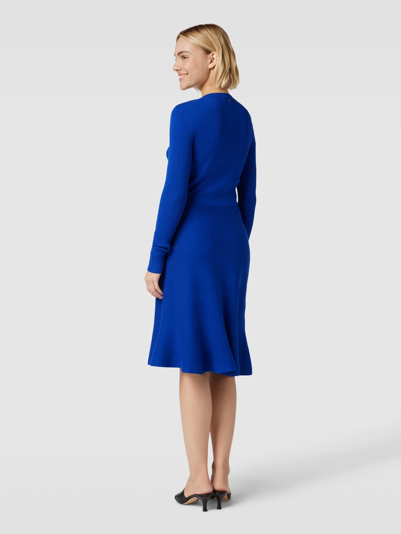 Knielanges Strickkleid aus Viskosemischung in royalblau