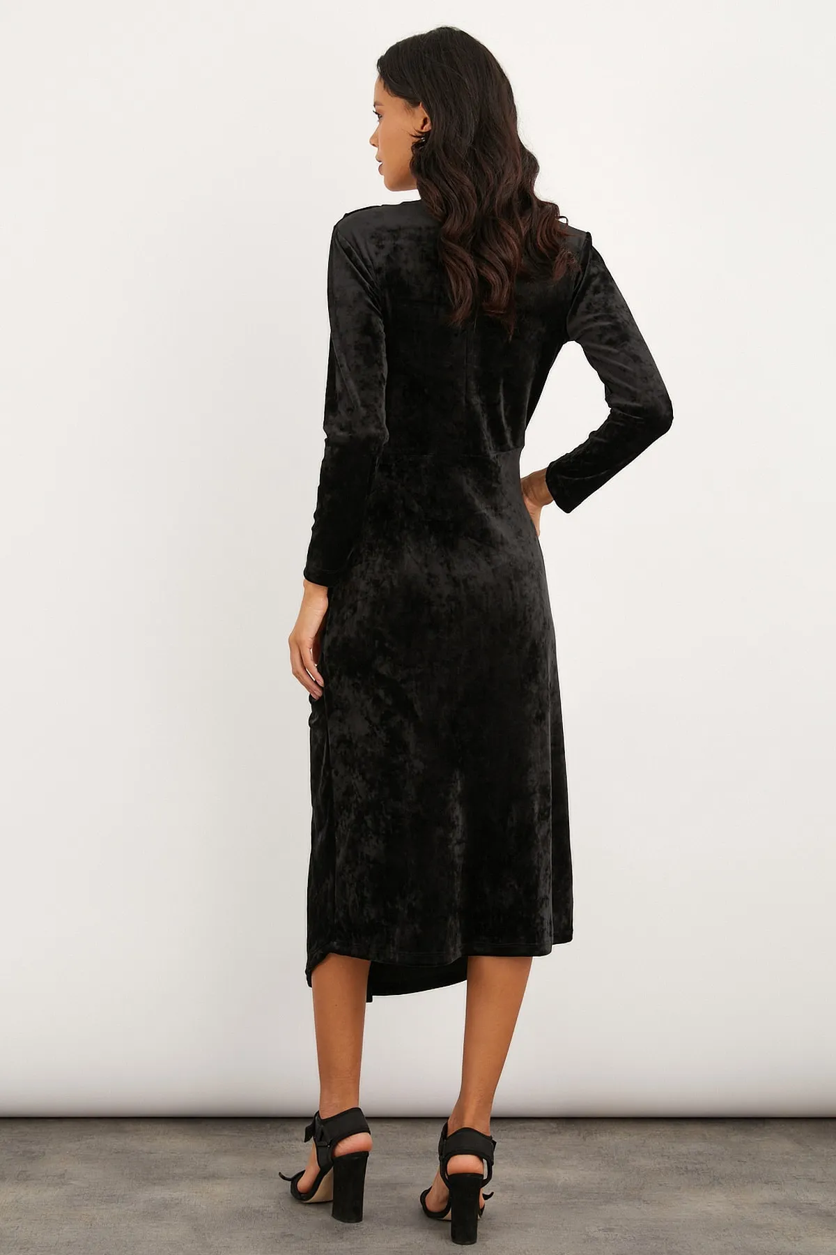 Cool & Sexy  Schwarzes Damen-Midikleid aus Samt mit gepolsterten Schultern und Vorderschlitz BK231111