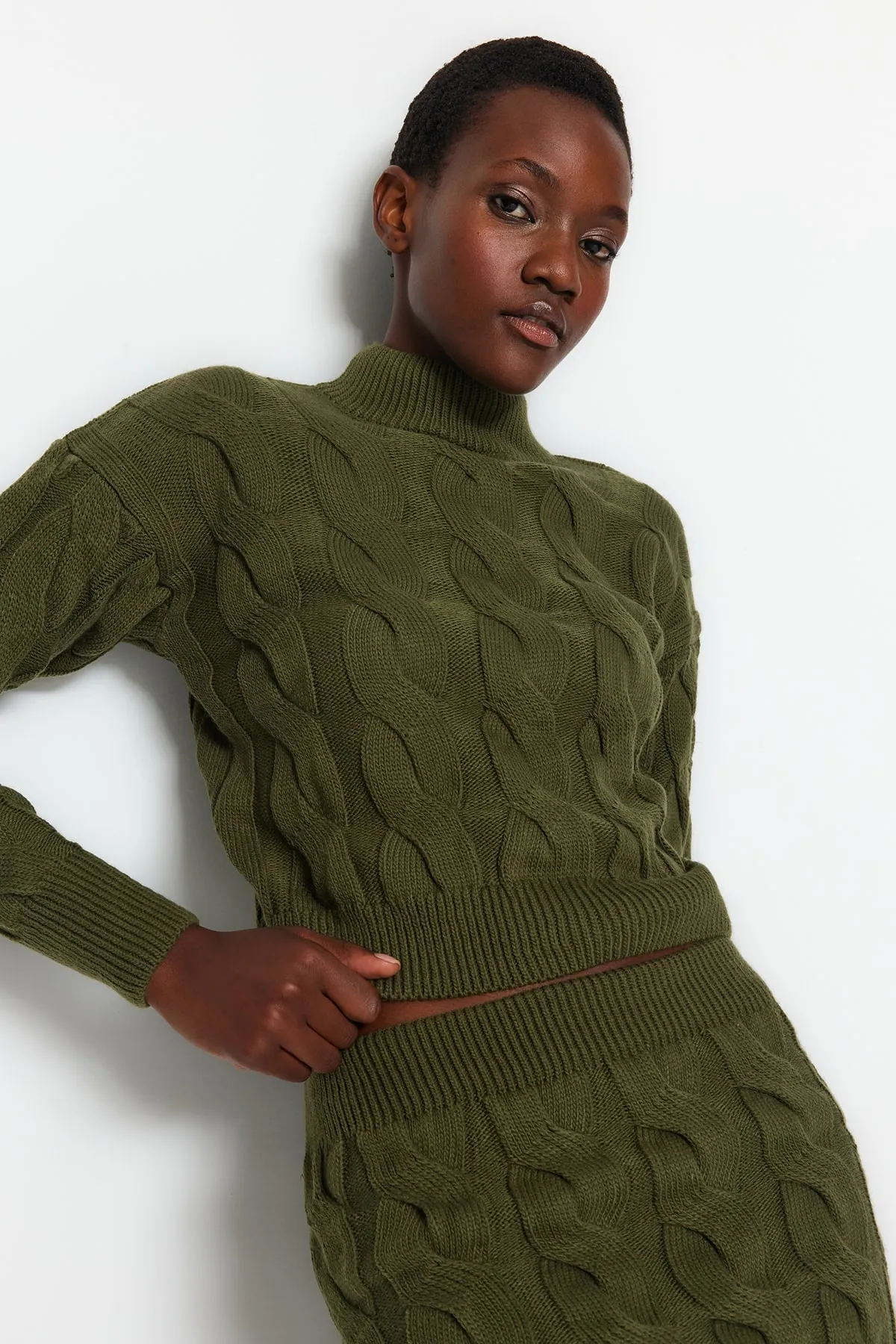 Trendyol Collection  Khakifarbenes, kurzes Strickoberteil und -unterteil im Stehkragen-Set TWOAW24AU00049