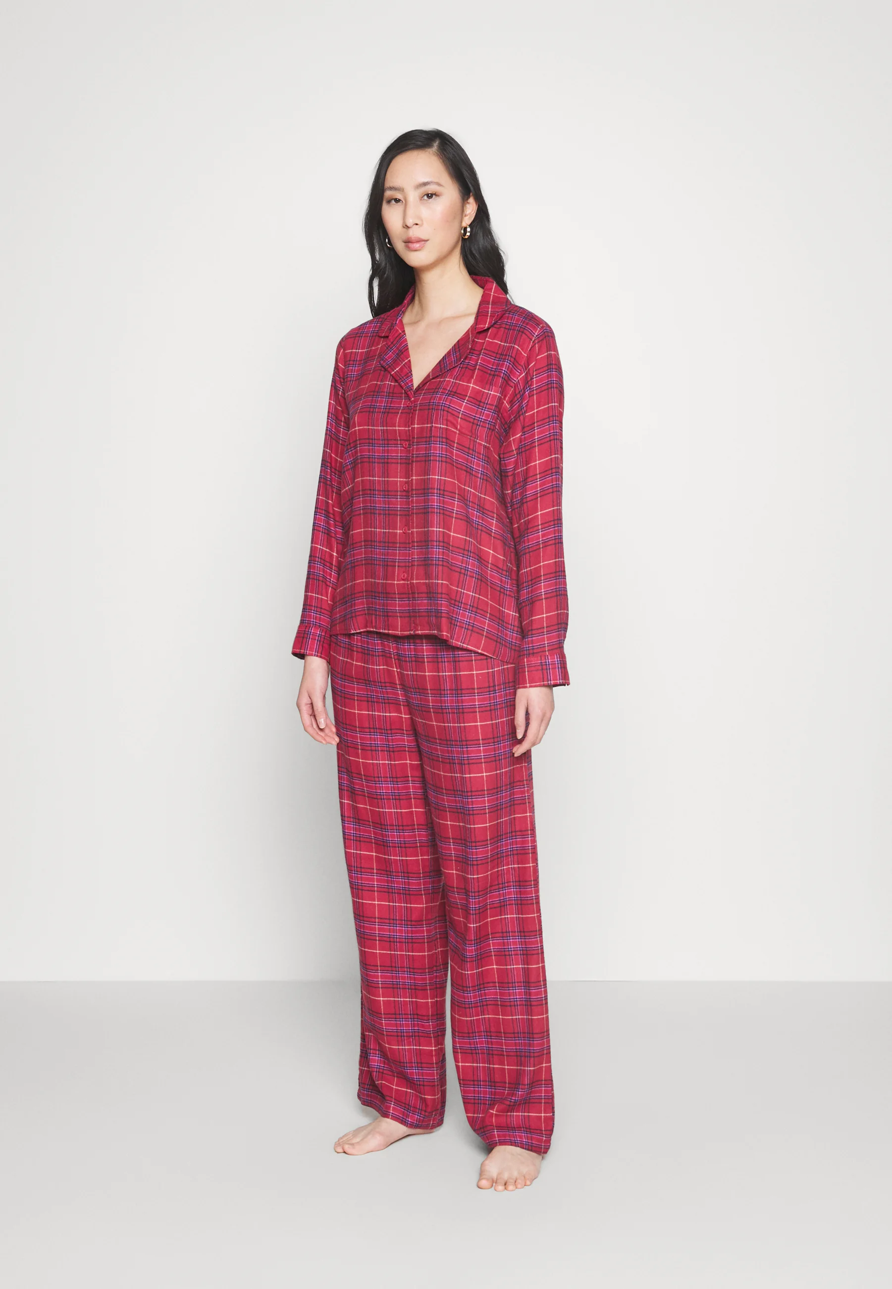 Pijama de algodón con camisa y pantalón ancho.