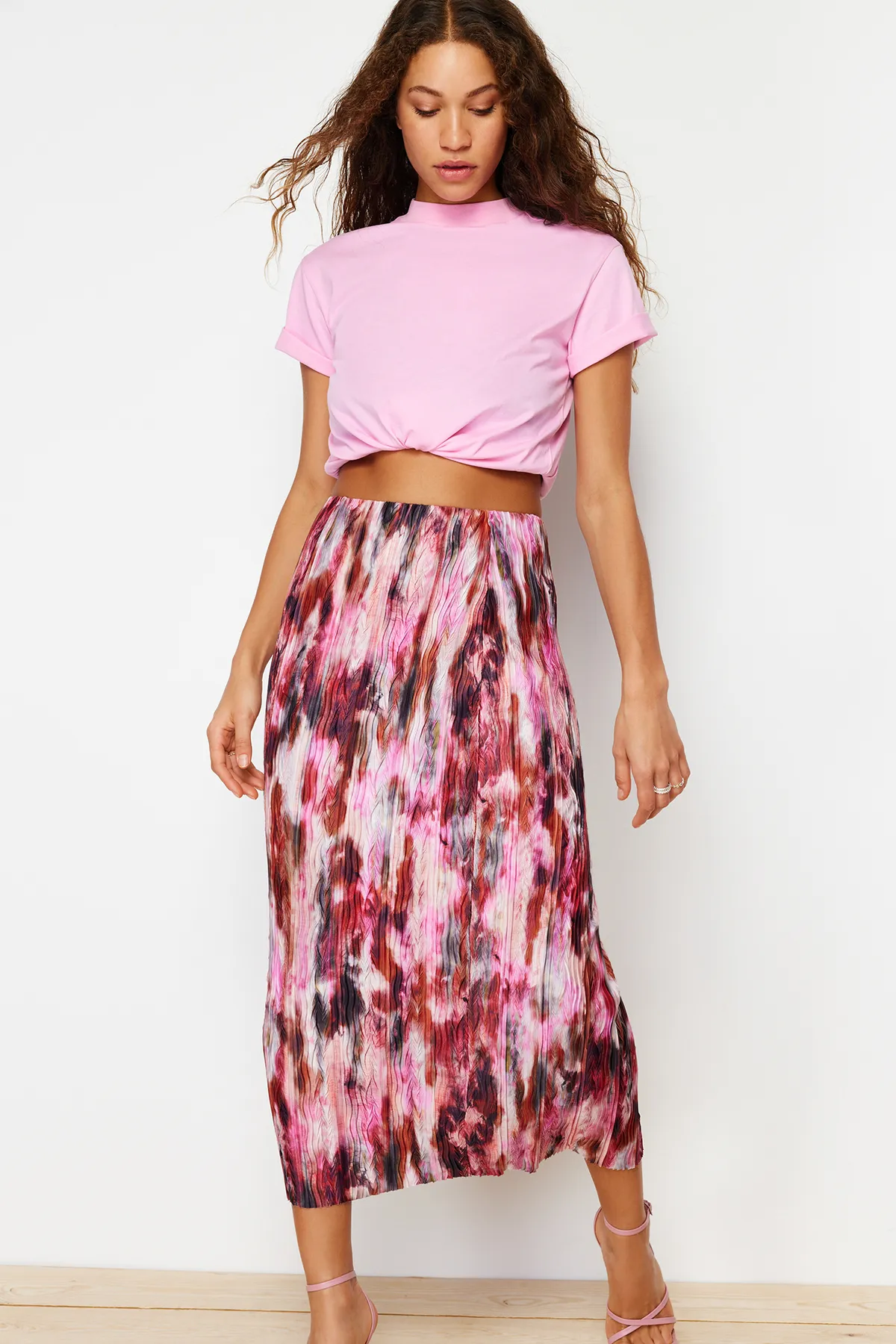 Trendyol Collection  Roter bedruckter Plissierter Maxi-Strickrock mit normaler elastischer Taille TWOSS24ET00055