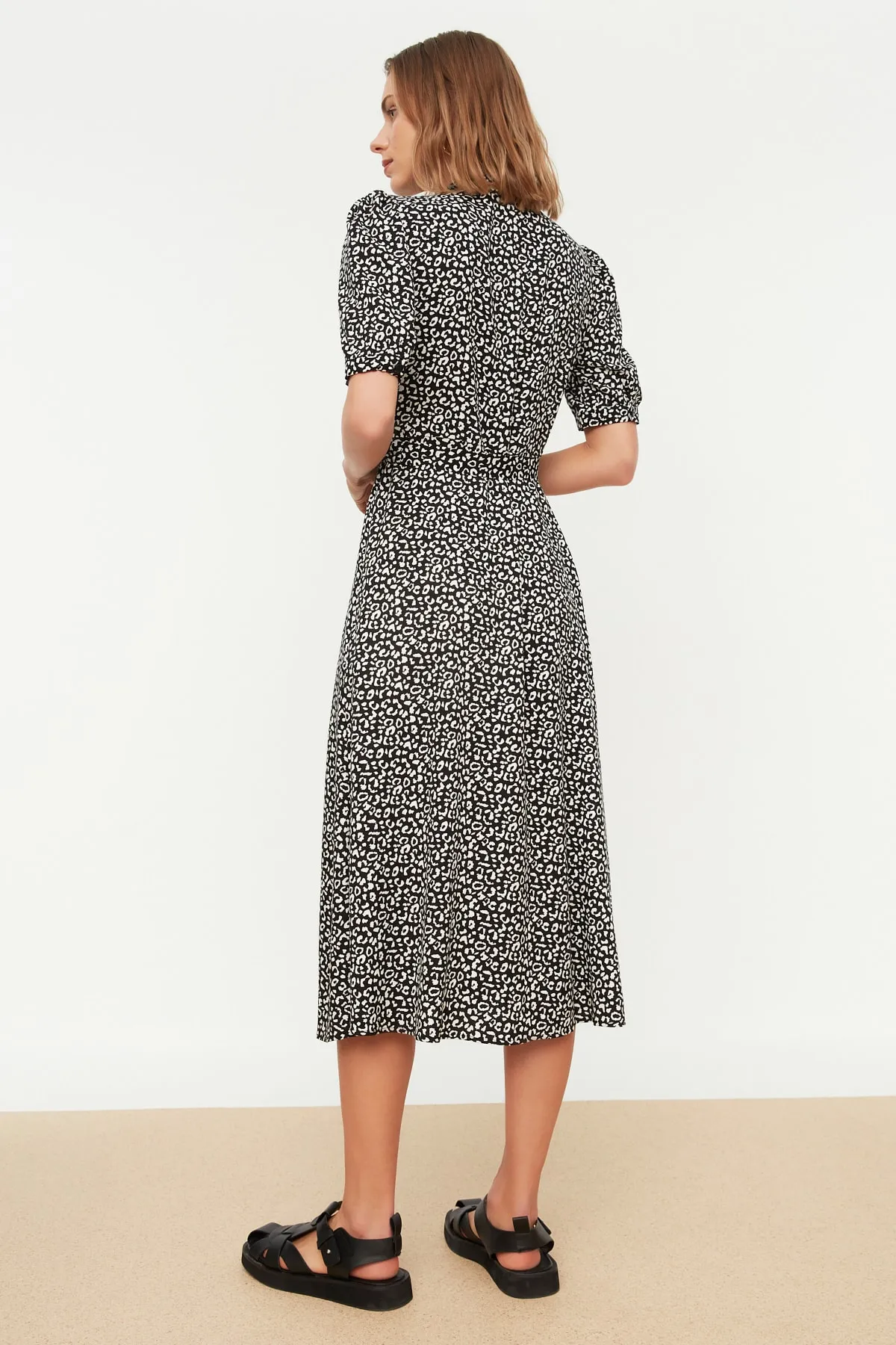 Trendyol Collection  Gewebtes Kleid mit mehrfarbigem Druckdetail TWOSS20EL1559