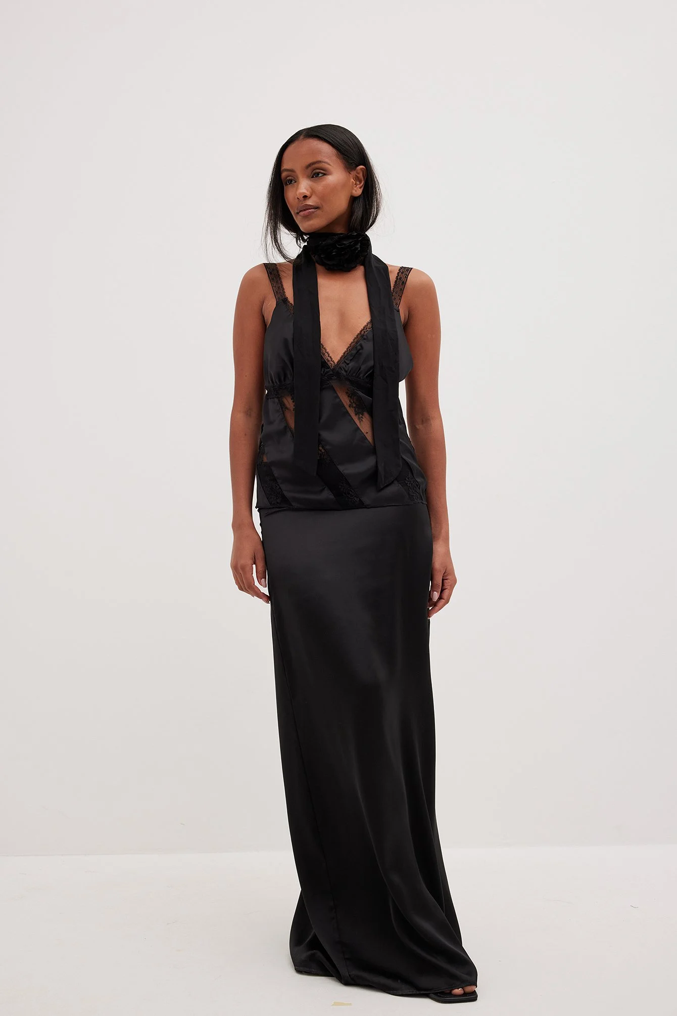 Satin-Top mit Spitzeneinsatz vorne